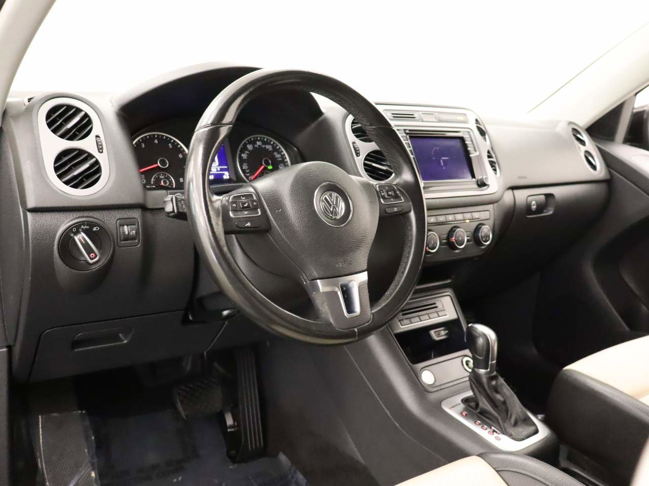 Used 2017 Volkswagen Tiguan S image 14