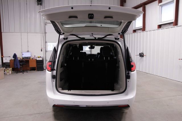 Used 2024 Chrysler Pacifica Touring-L FWD image 22