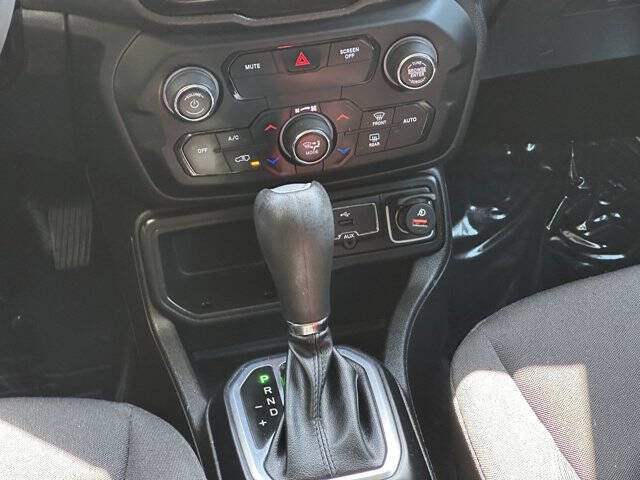 Used 2020 Jeep Renegade Latitude w/ Popular Equipment Group FWD image 17