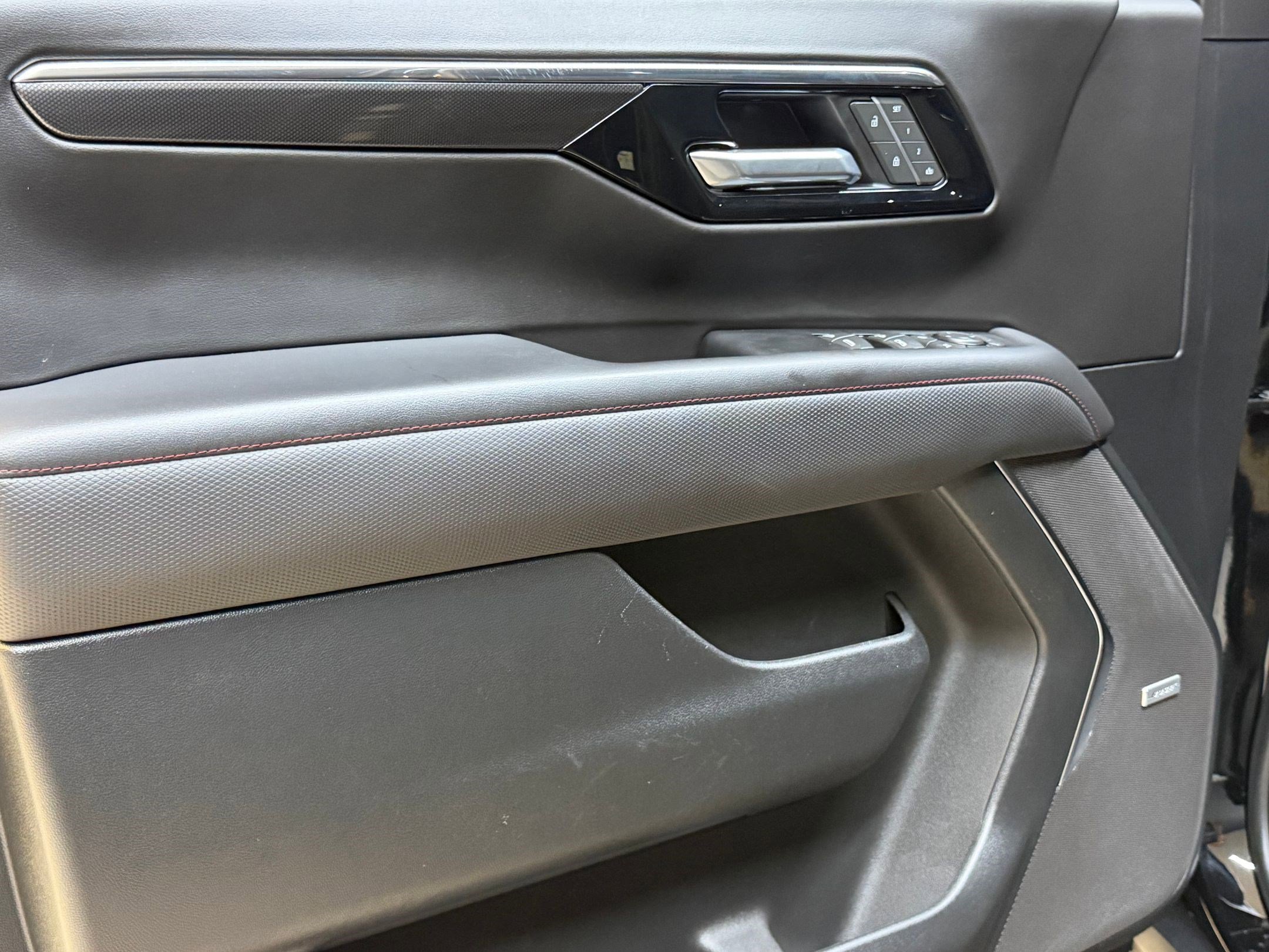 Used 2025 Chevrolet Suburban RST w/ Comfort Package image 13