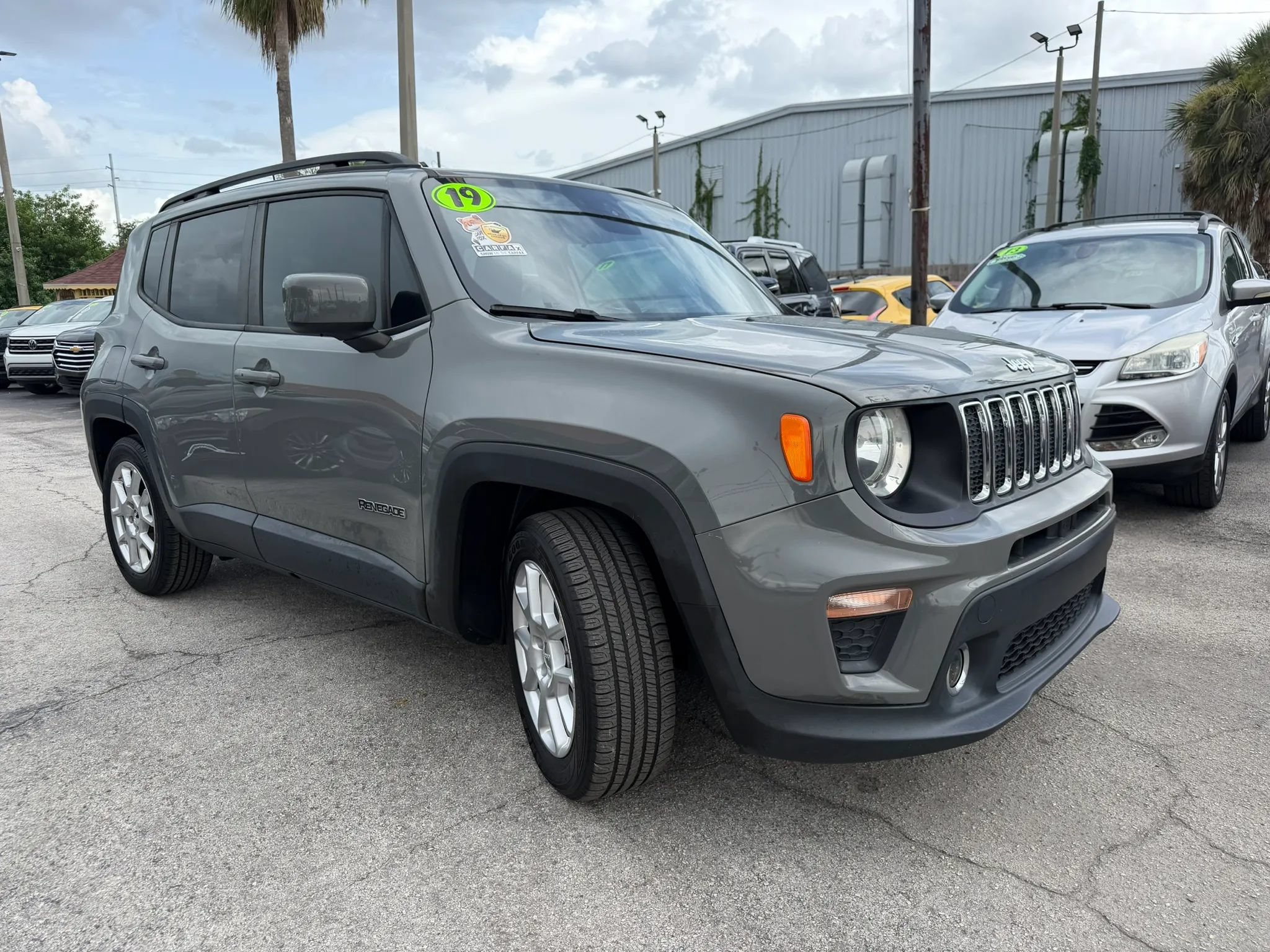 Used 2019 Jeep Renegade Latitude FWD image 3