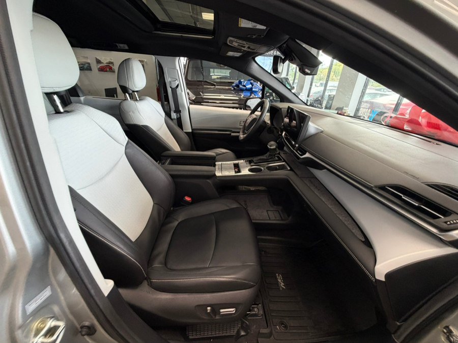 Used 2025 Toyota Sienna XSE FWD image 65
