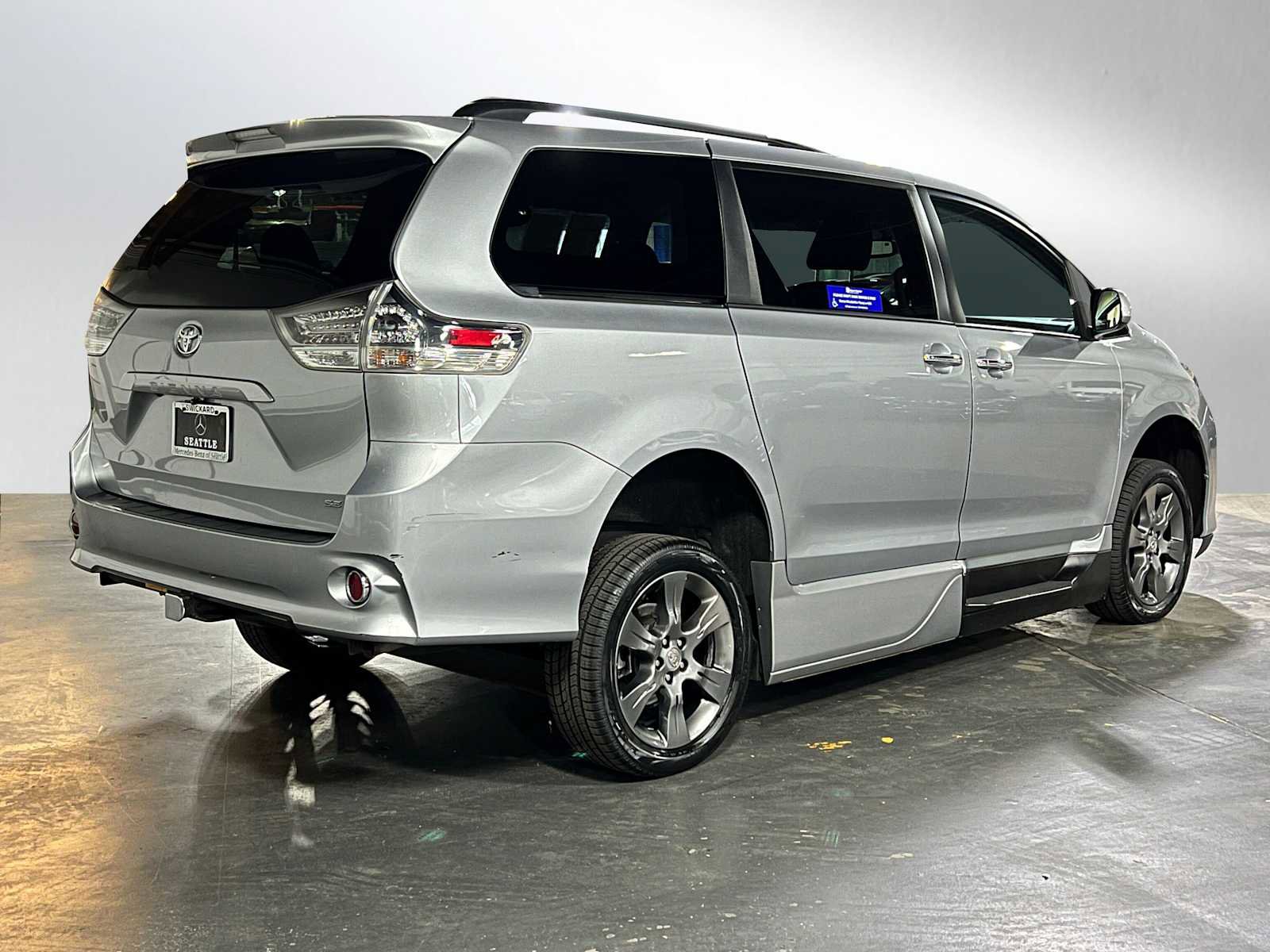 Used 2015 Toyota Sienna SE w/ SE Preferred Package image 3