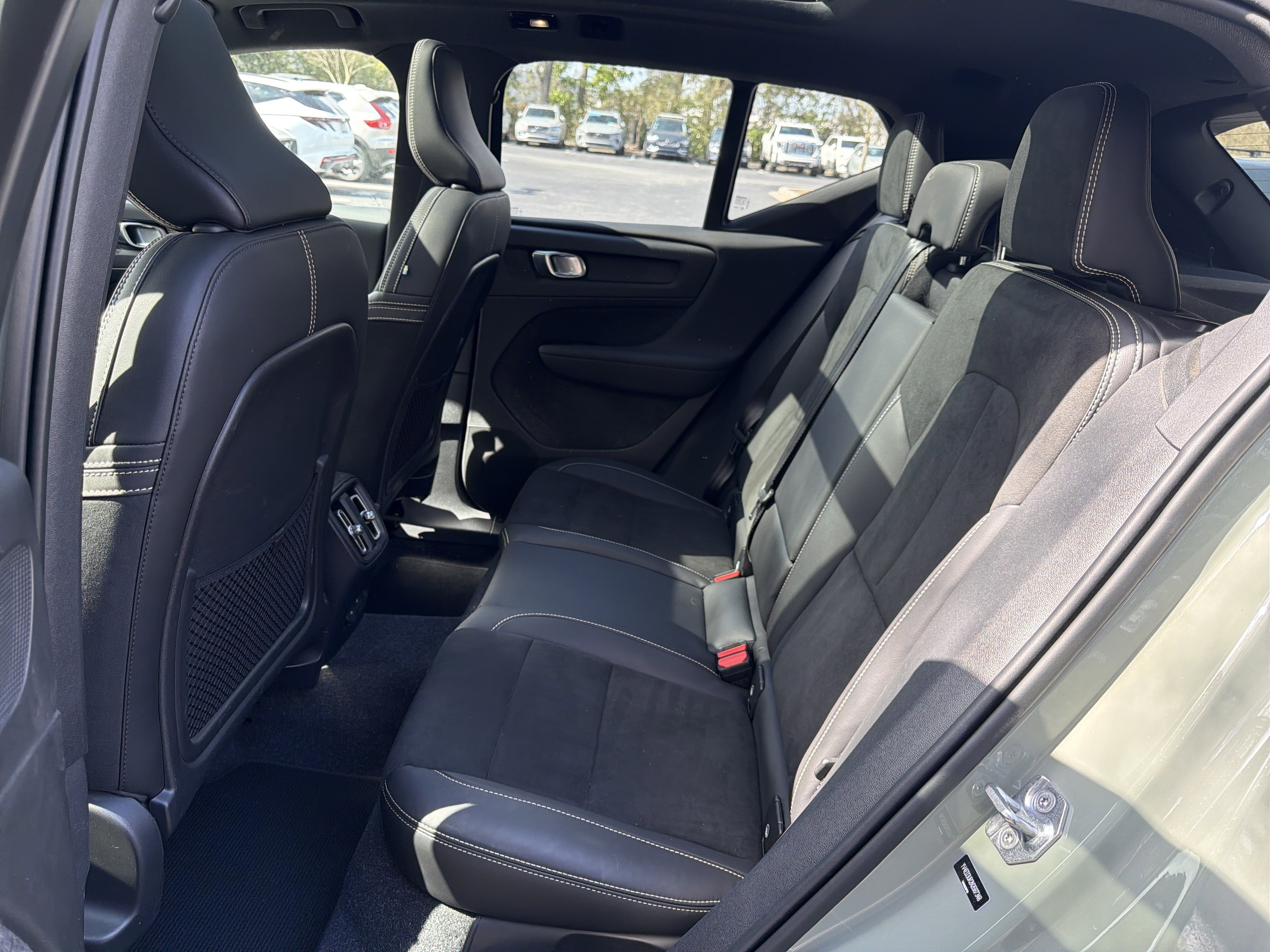 Certified 2022 Volvo XC40 P8 Recharge Plus image 32