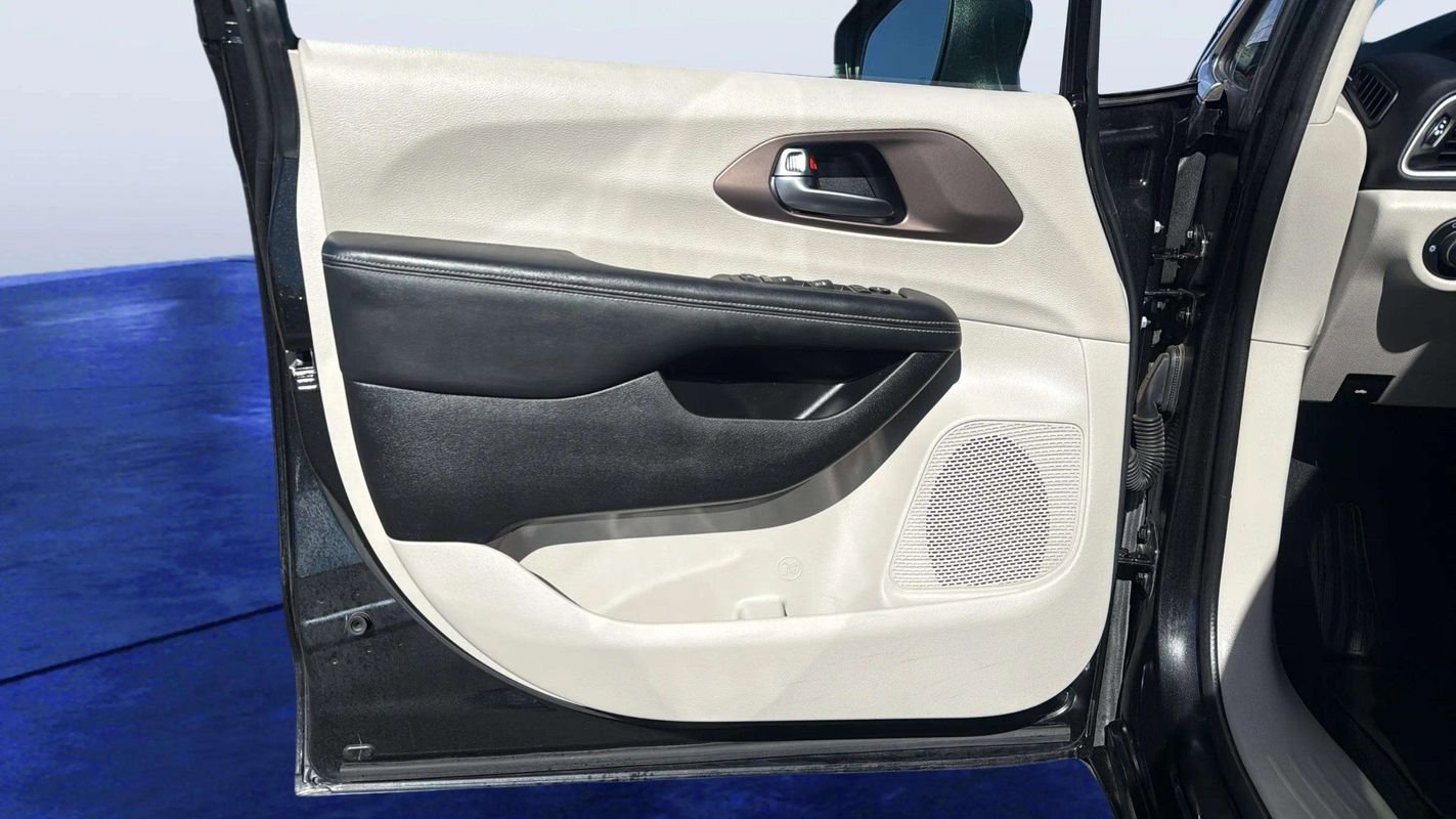 Used 2022 Chrysler Voyager LX image 18