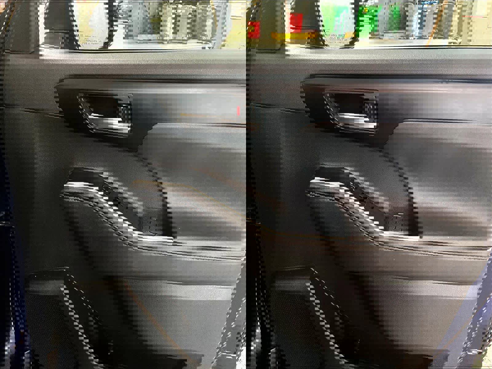 Used 2024 Toyota Highlander XLE image 12