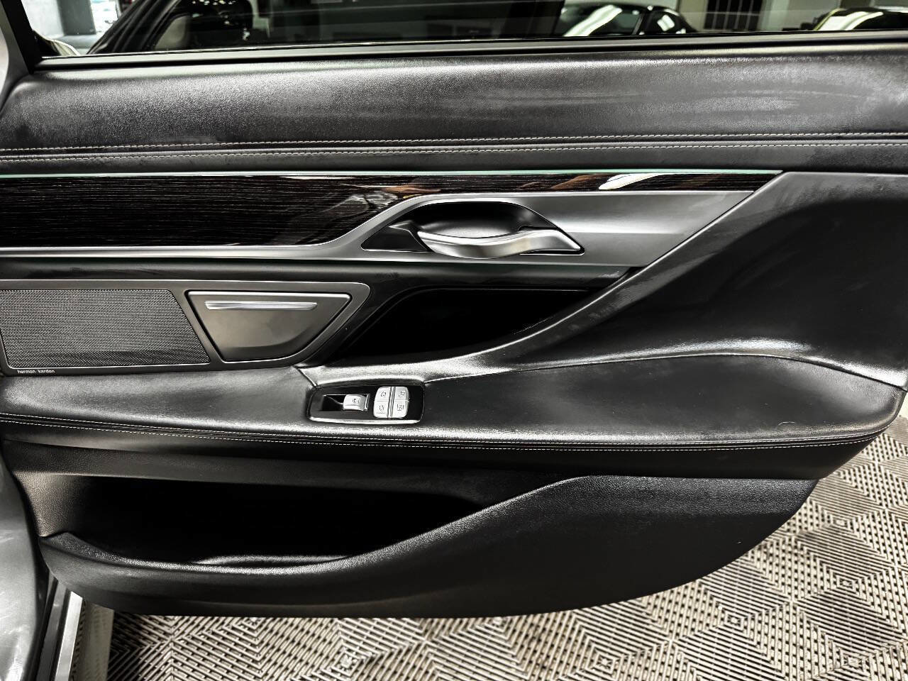 Used 2016 BMW 750i image 50