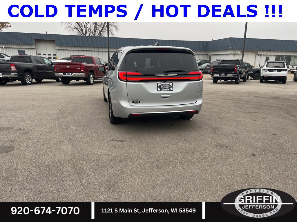 New 2026 Chrysler Pacifica Select image 12