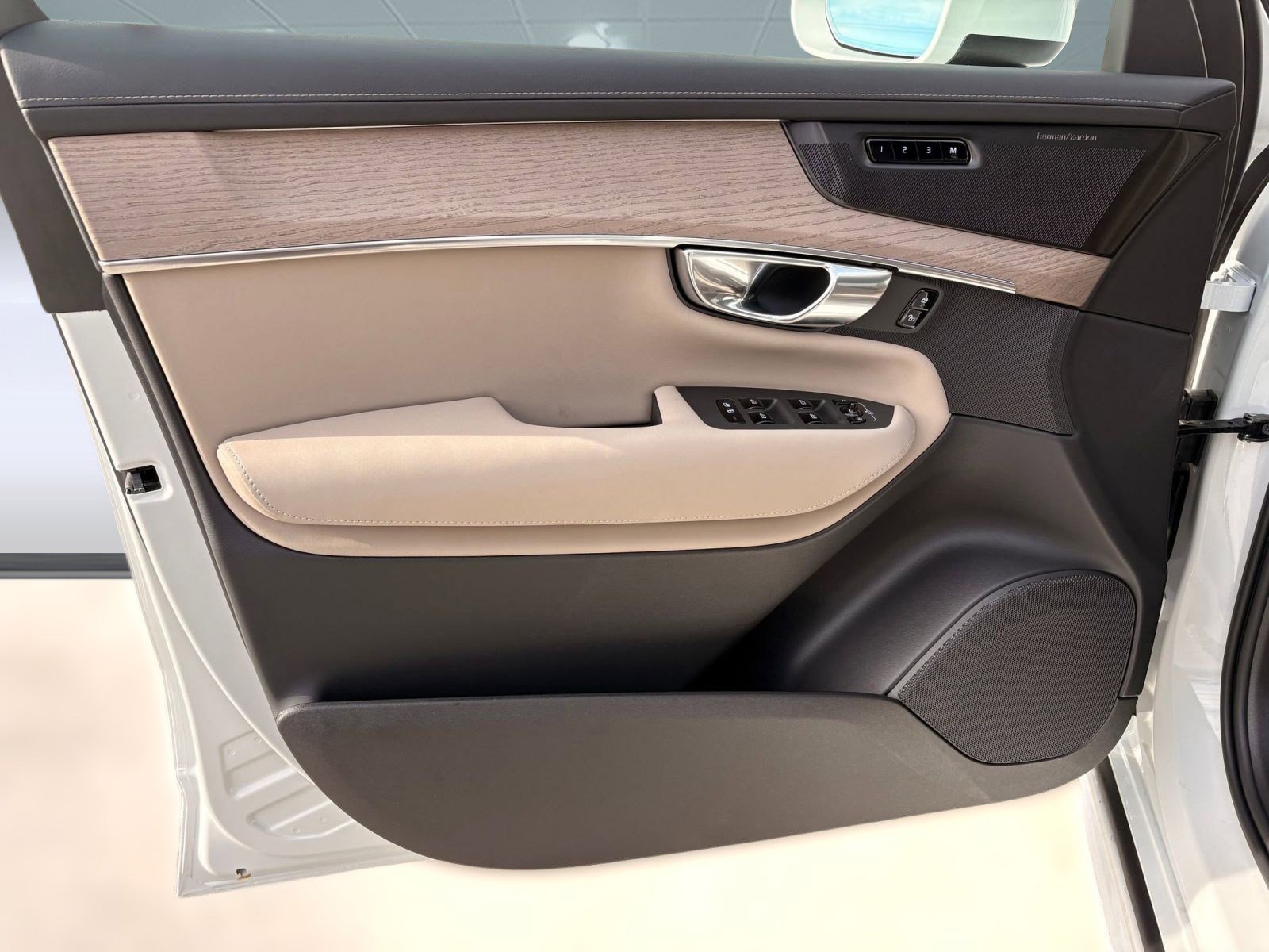 New 2026 Volvo XC90 T8 Plus w/ Protection Package Premier image 23