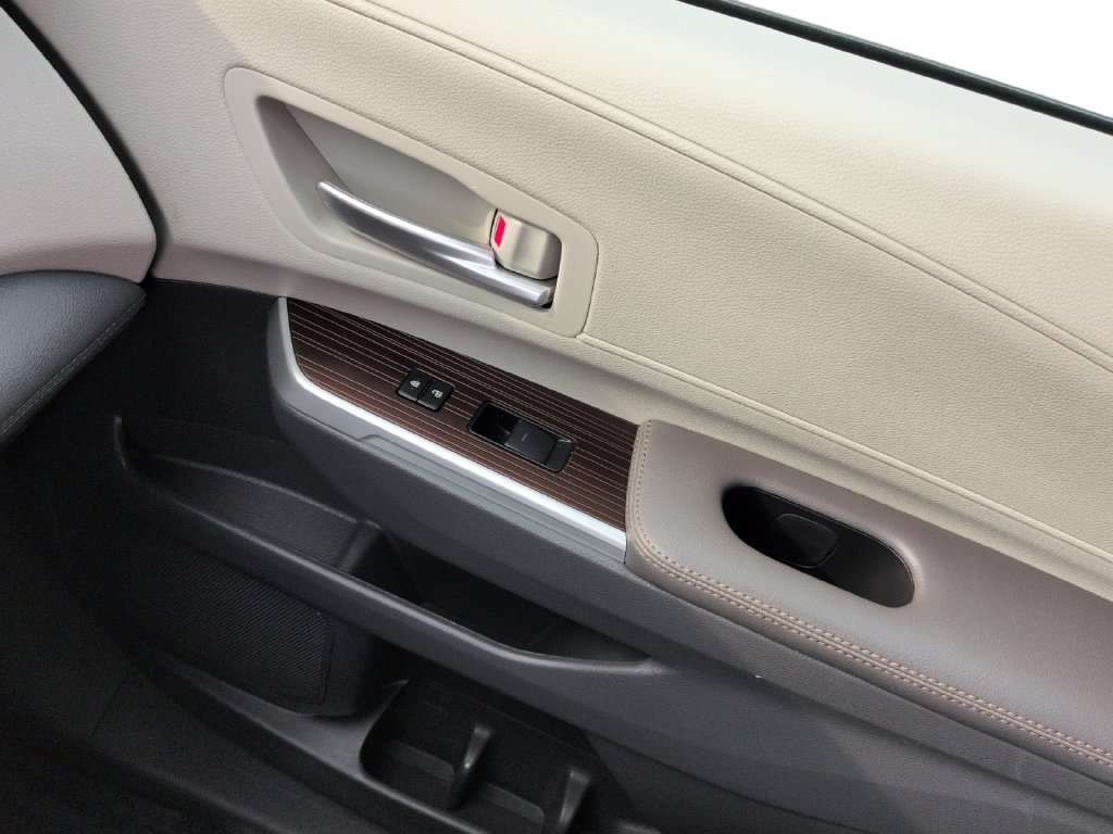 Used 2024 Toyota Sienna XLE FWD image 25