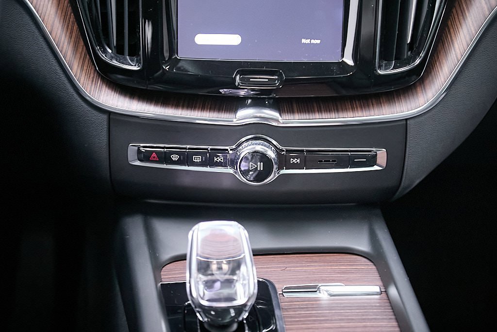 Certified 2023 Volvo XC60 B6 Ultimate w/ Protection Package Premier image 34
