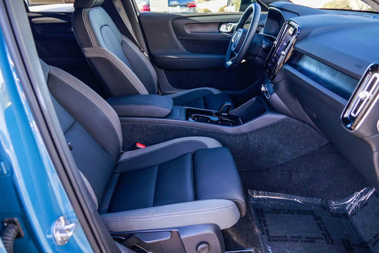 Used 2023 Volvo XC40 Recharge Core image 17