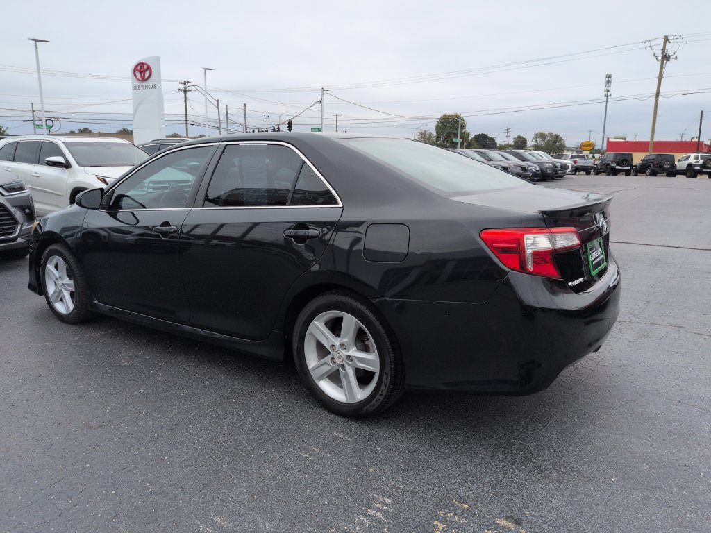 Used 2014 Toyota Camry SE w/ Moonroof Package FWD image 4
