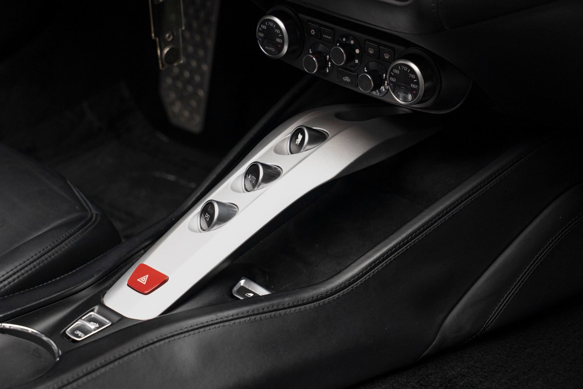 Used 2016 Ferrari California T RWD image 33