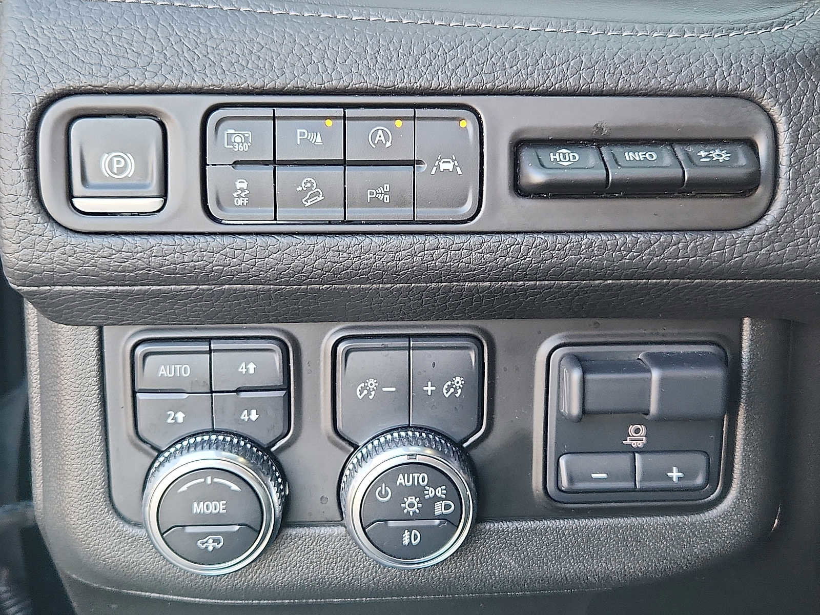 Used 2024 GMC Yukon XL Denali w/ Denali Reserve Package image 21