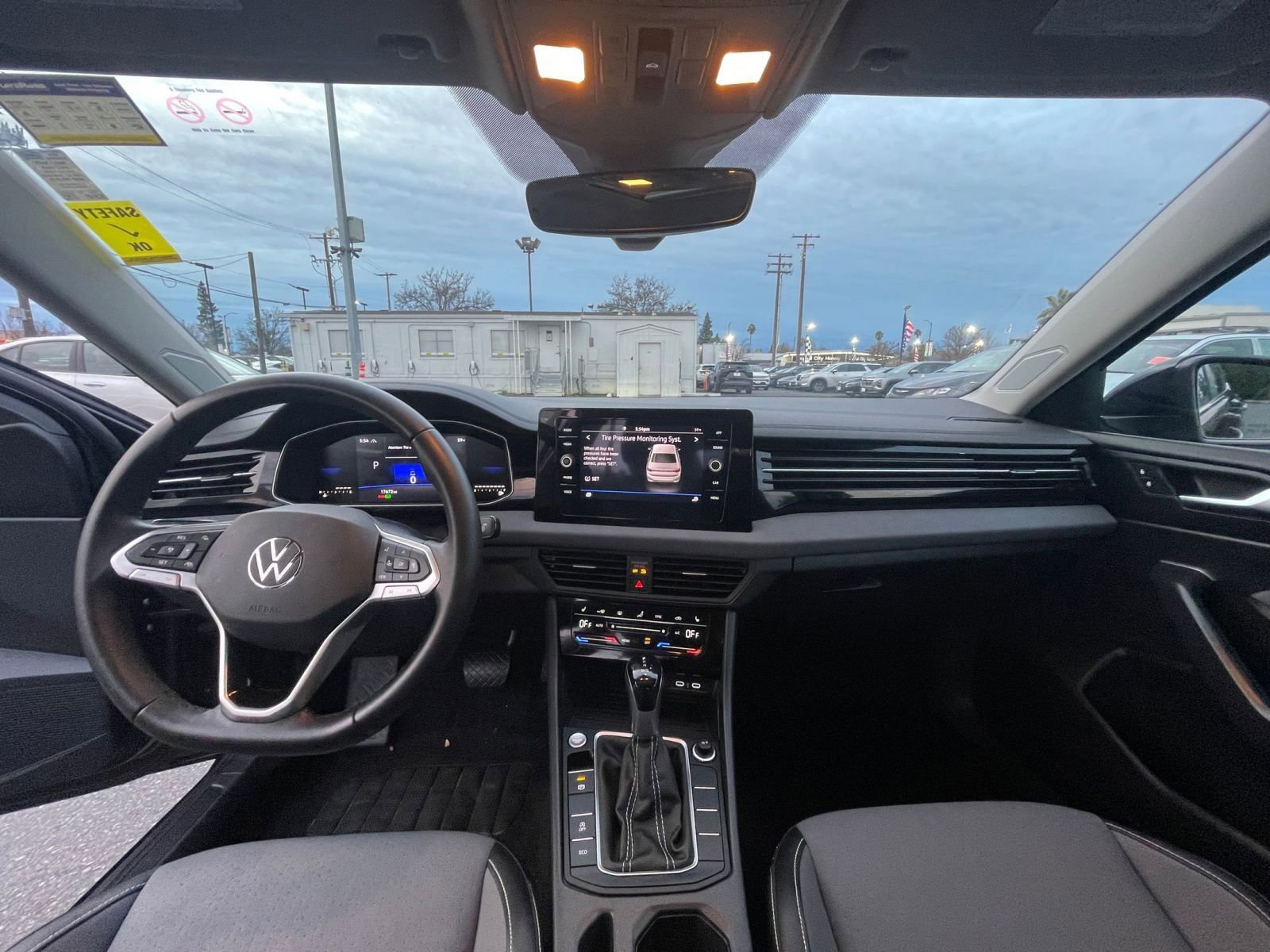 Used 2025 Volkswagen Jetta SE image 33