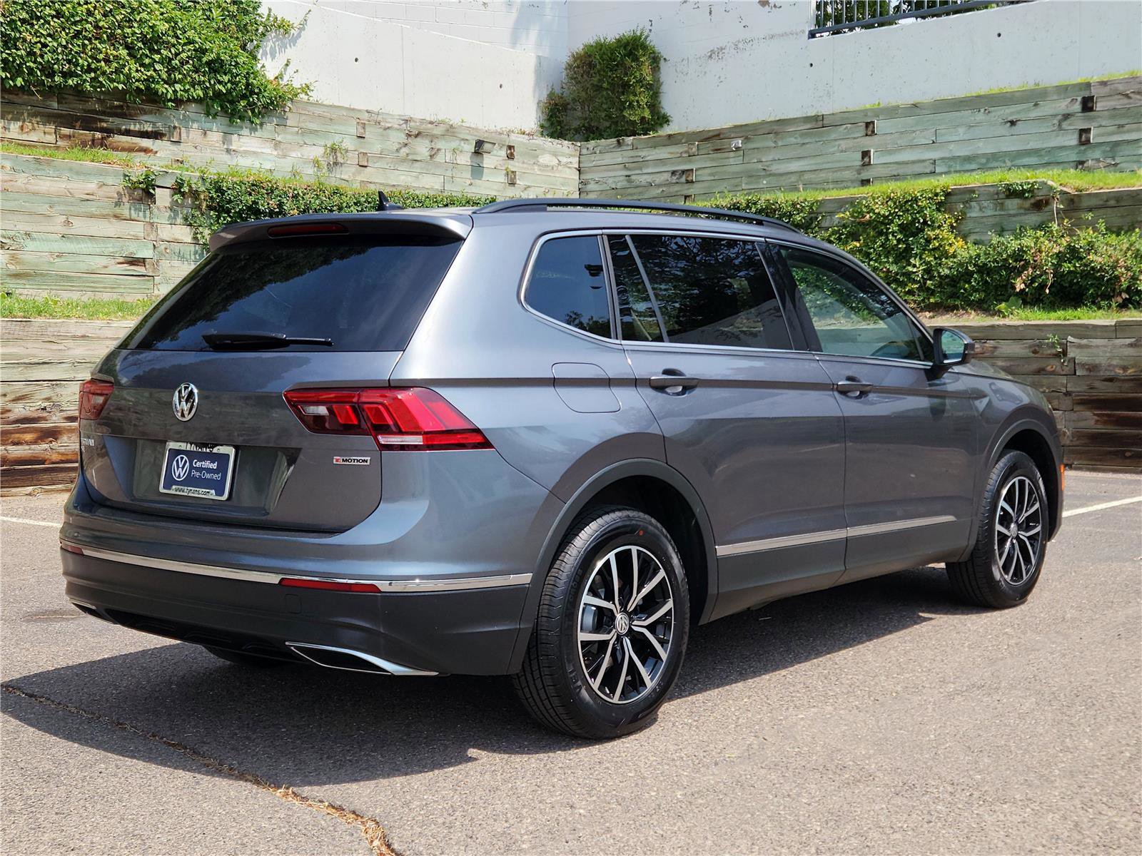 Used 2021 Volkswagen Tiguan SE image 3
