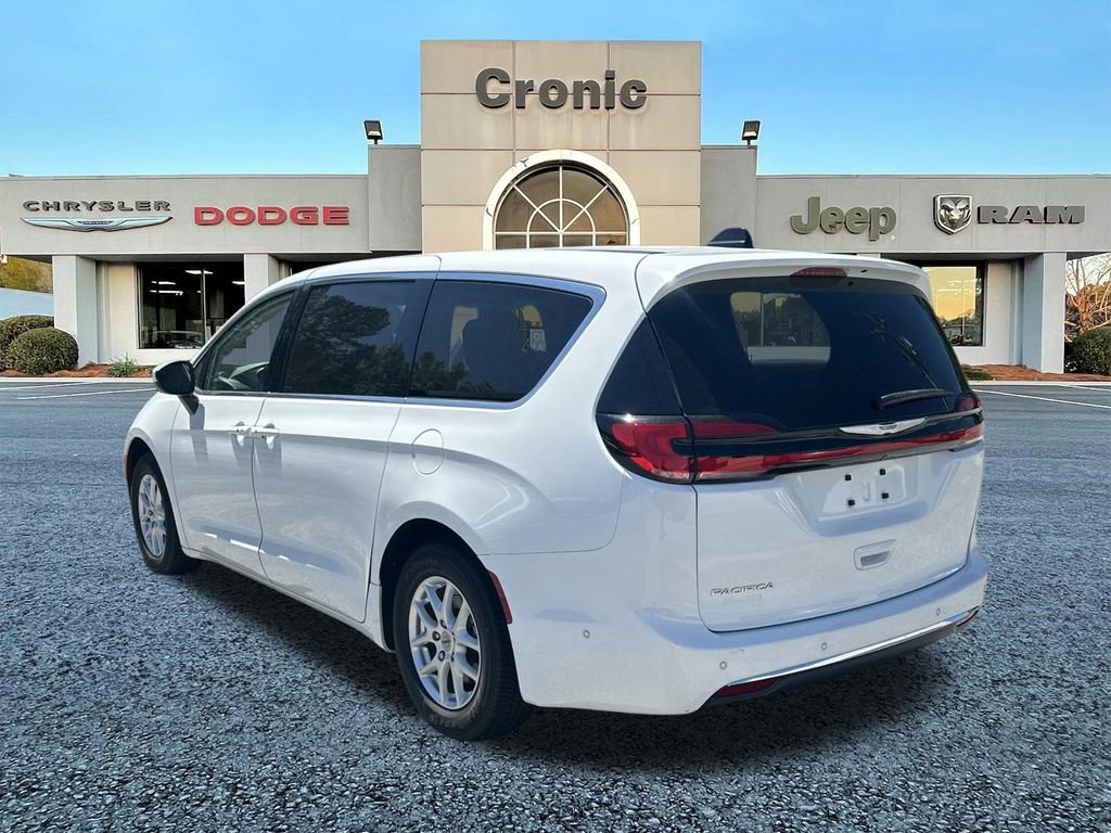 Used 2023 Chrysler Pacifica Touring-L FWD image 5