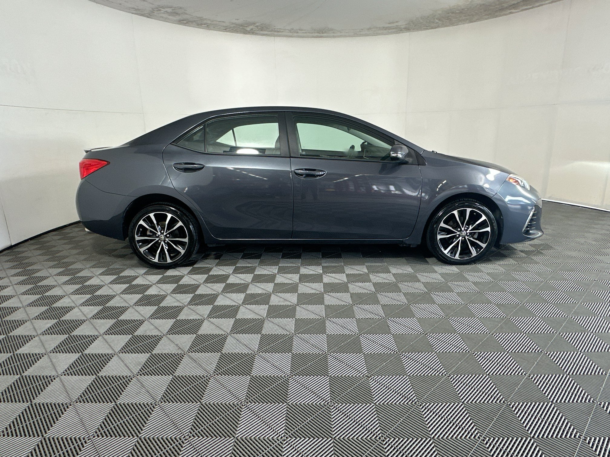 Used 2017 Toyota Corolla SE FWD image 2