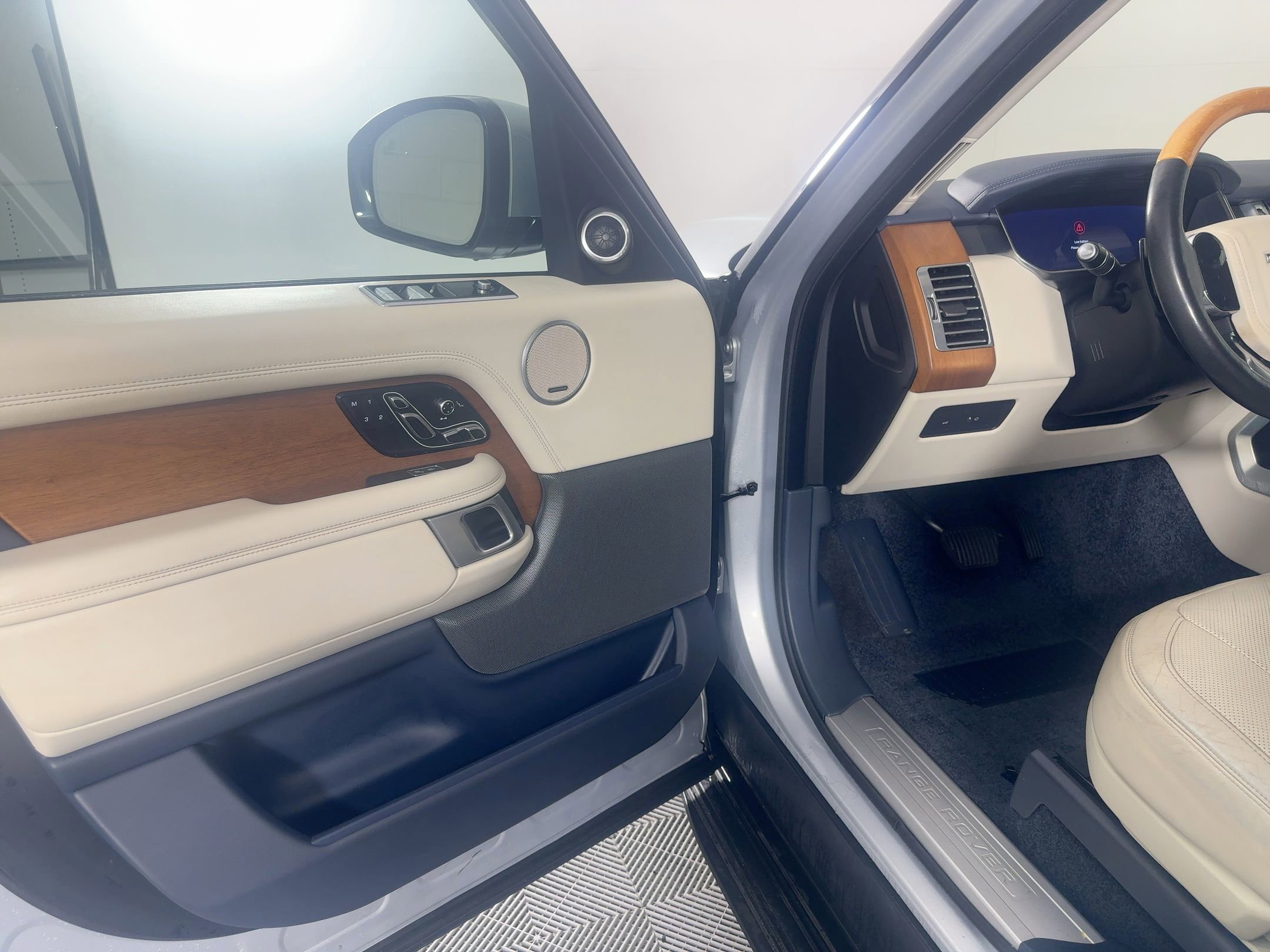 Used 2019 Land Rover Range Rover HSE image 18