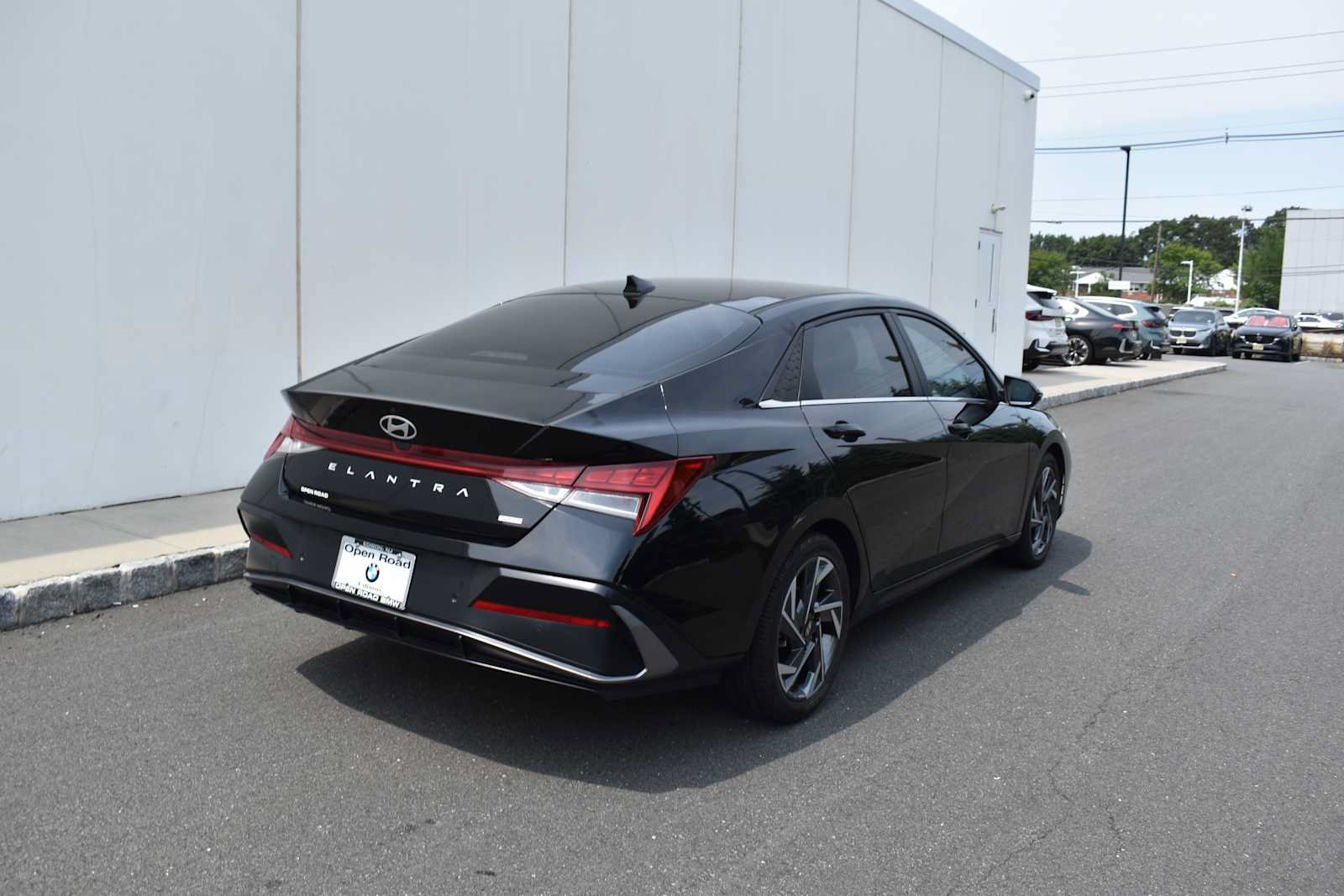 Used 2024 Hyundai Elantra Limited FWD image 5
