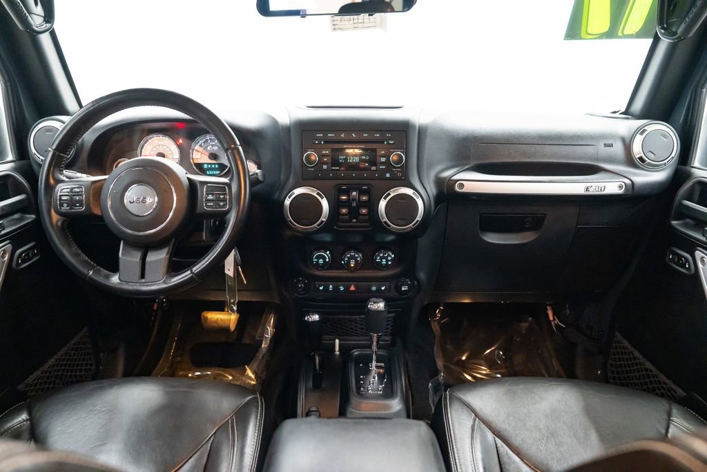 Used 2017 Jeep Wrangler Unlimited Rubicon w/ Connectivity Group AWD/4WD image 9