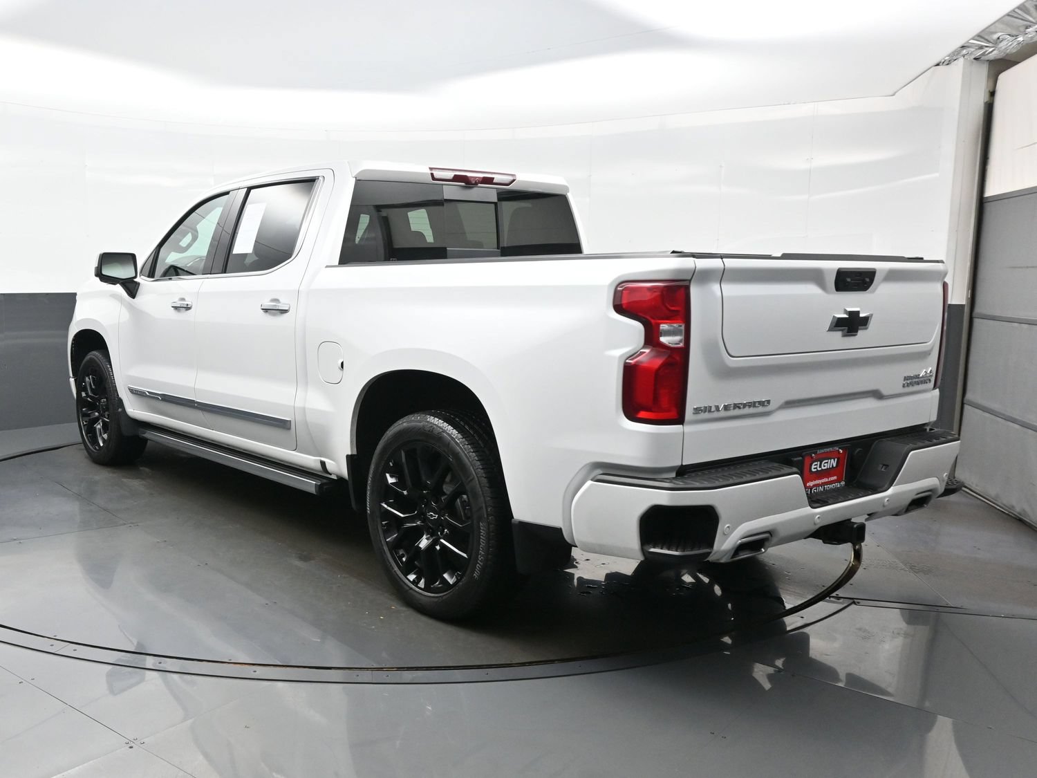 Used 2025 Chevrolet Silverado 1500 High Country AWD/4WD image 4