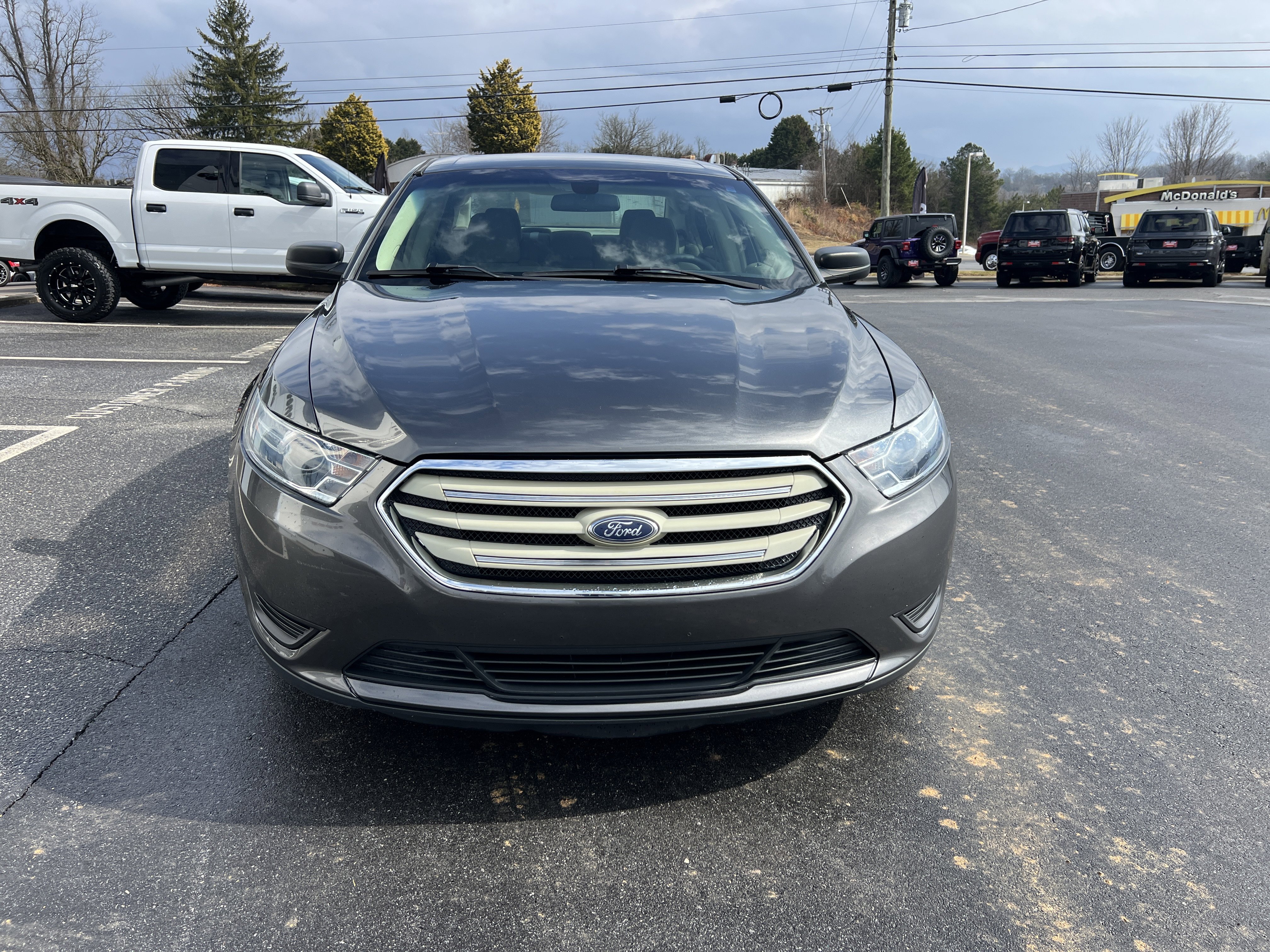 Used 2017 Ford Taurus SE FWD image 5