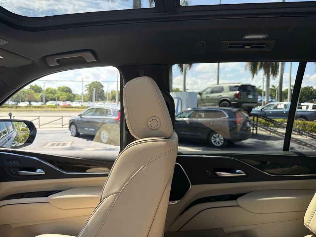 Used 2024 Cadillac Escalade Premium Luxury AWD/4WD image 12