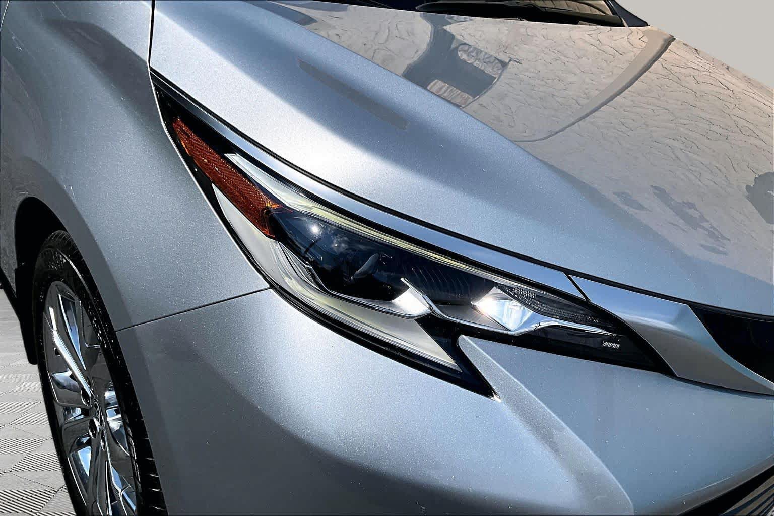 Certified 2023 Toyota Sienna Platinum FWD image 28