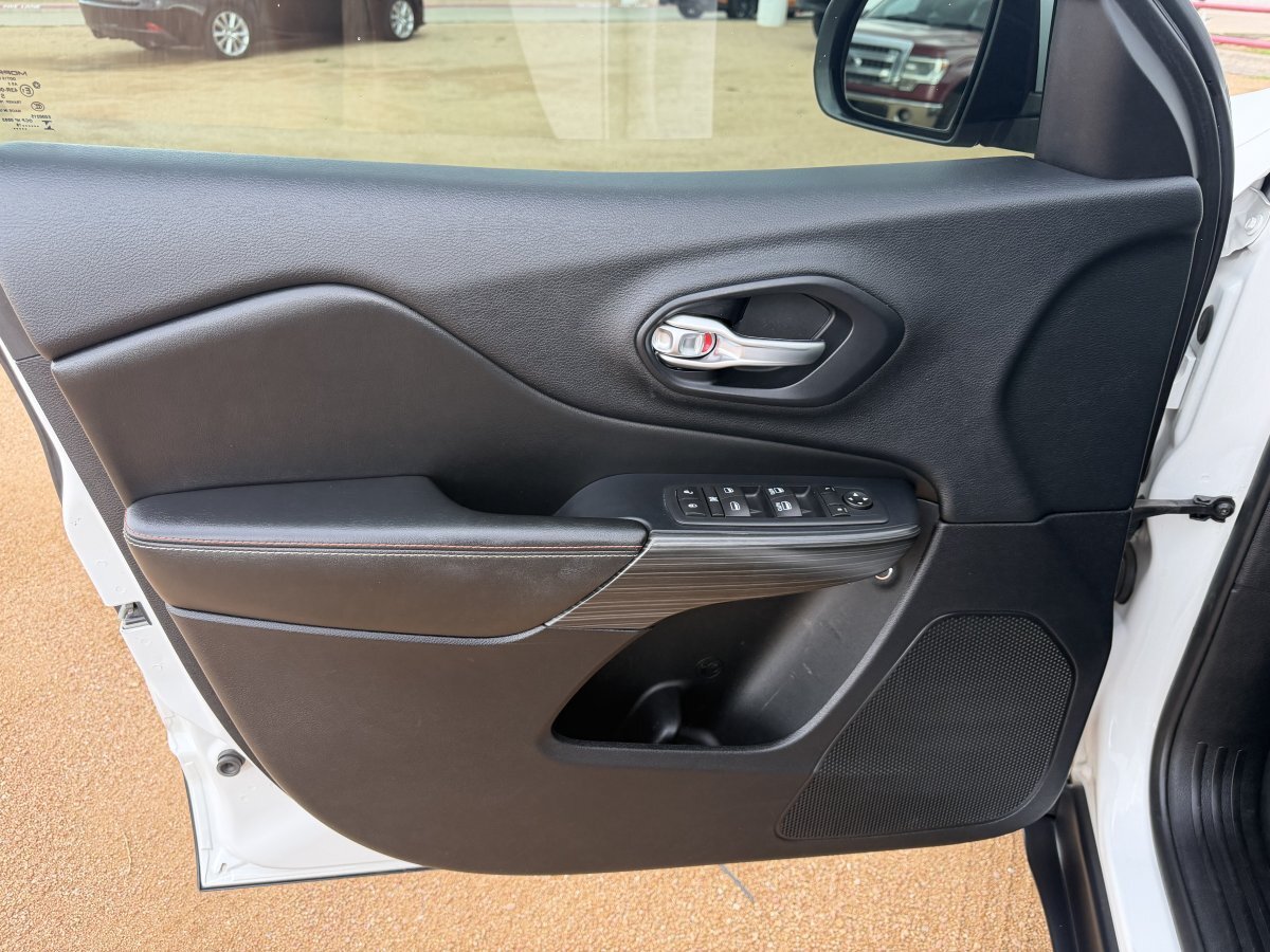 Used 2016 Jeep Cherokee 75th Anniversary FWD image 16