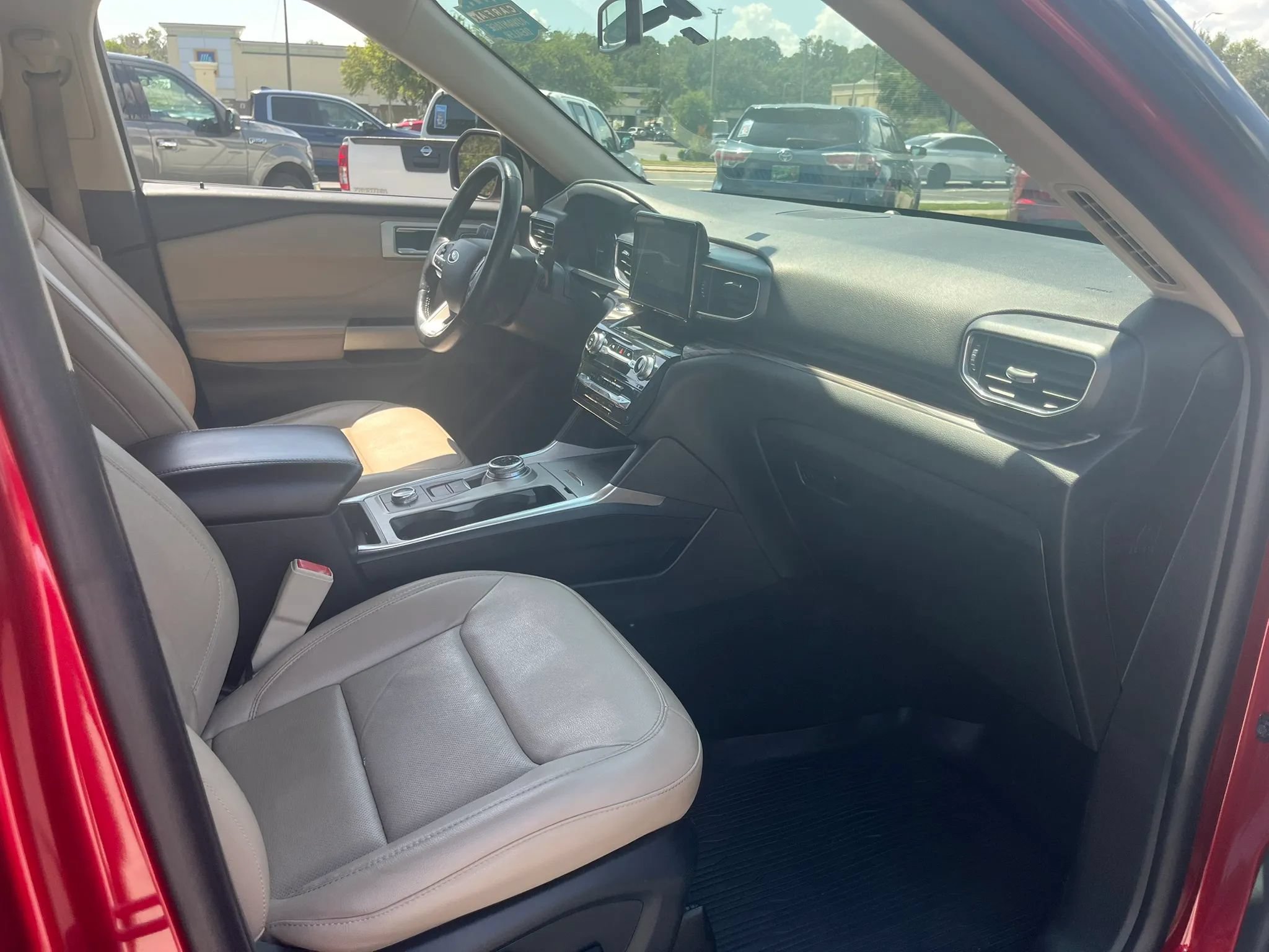 Used 2022 Ford Explorer Limited w/ Equipment Group 301A AWD/4WD image 35
