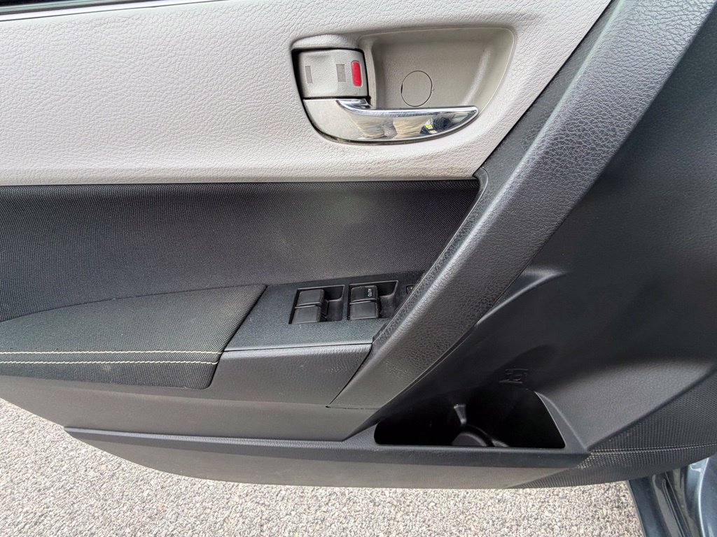 Used 2018 Toyota Corolla LE FWD image 15