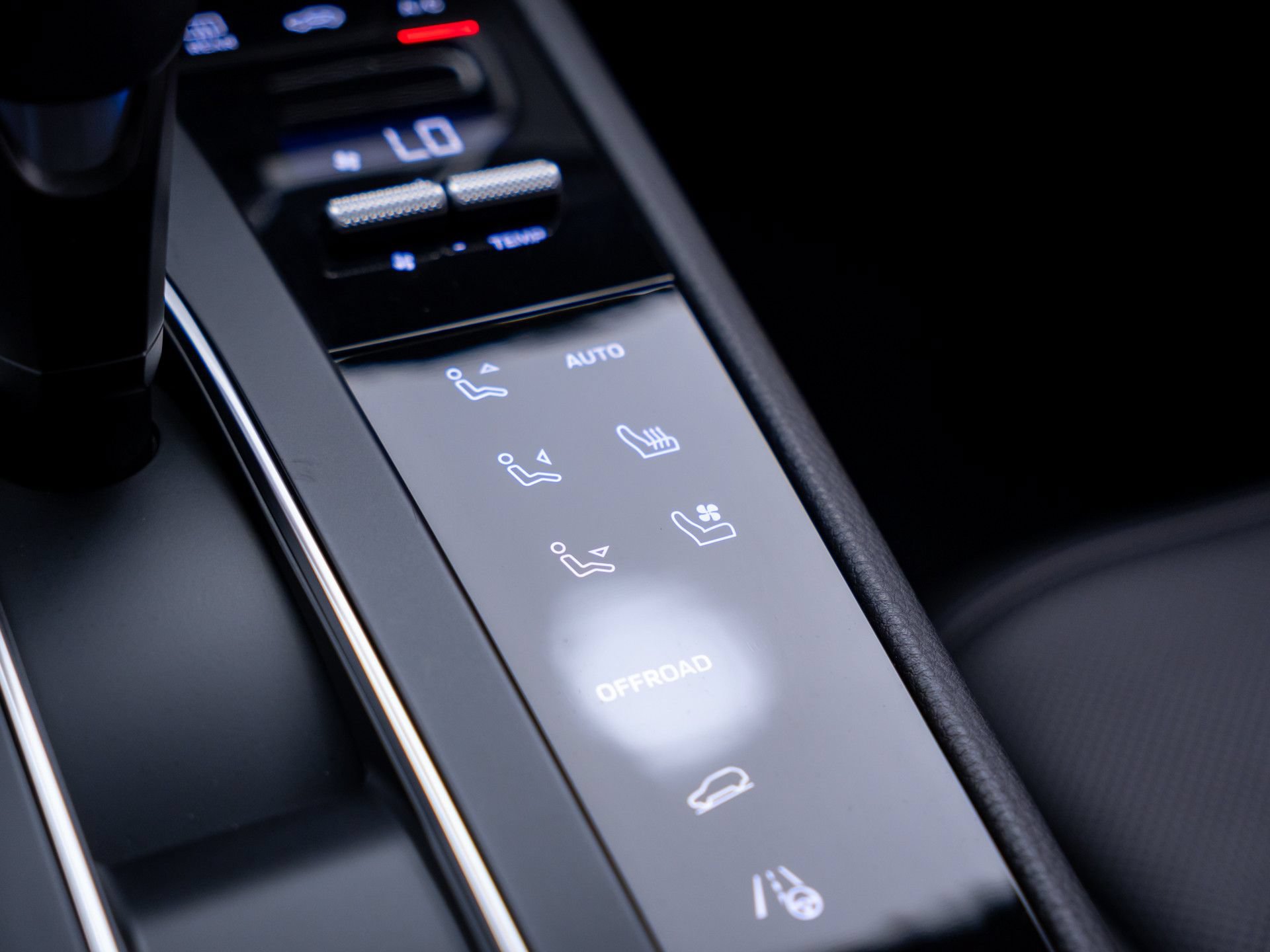 Certified 2025 Porsche Macan AWD/4WD image 26