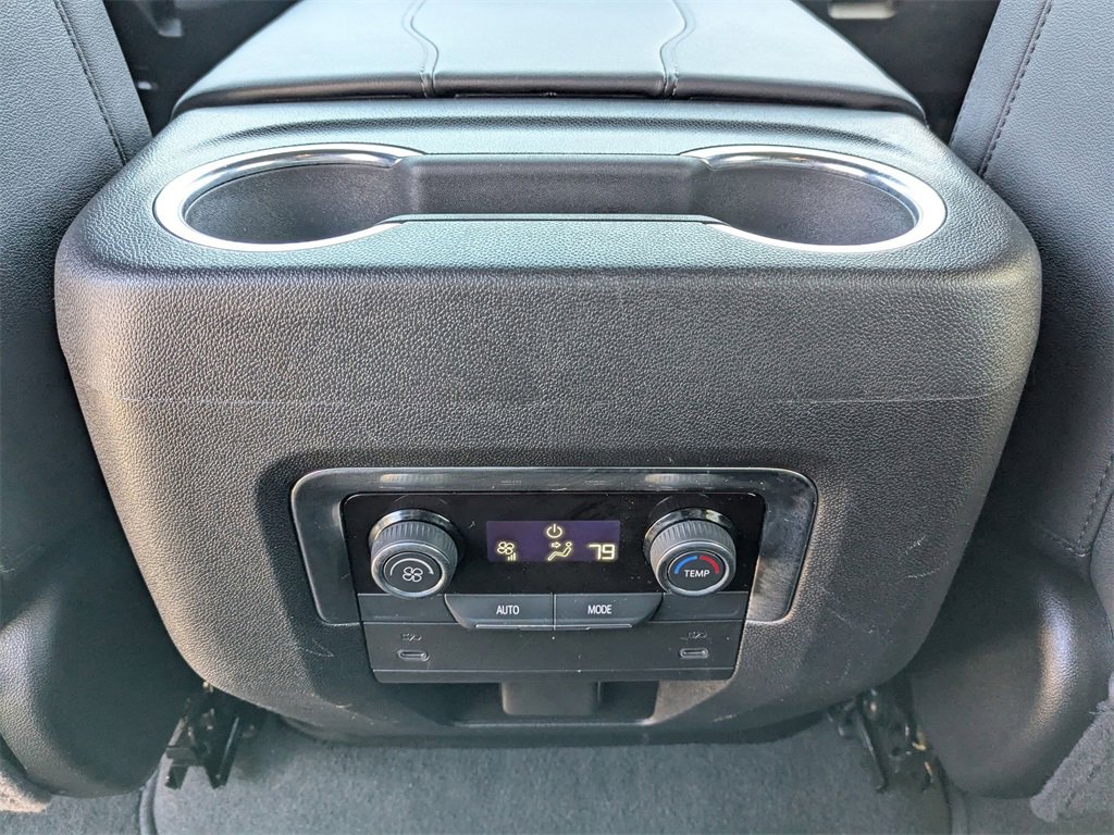 Used 2025 Chevrolet Suburban Z71 image 31