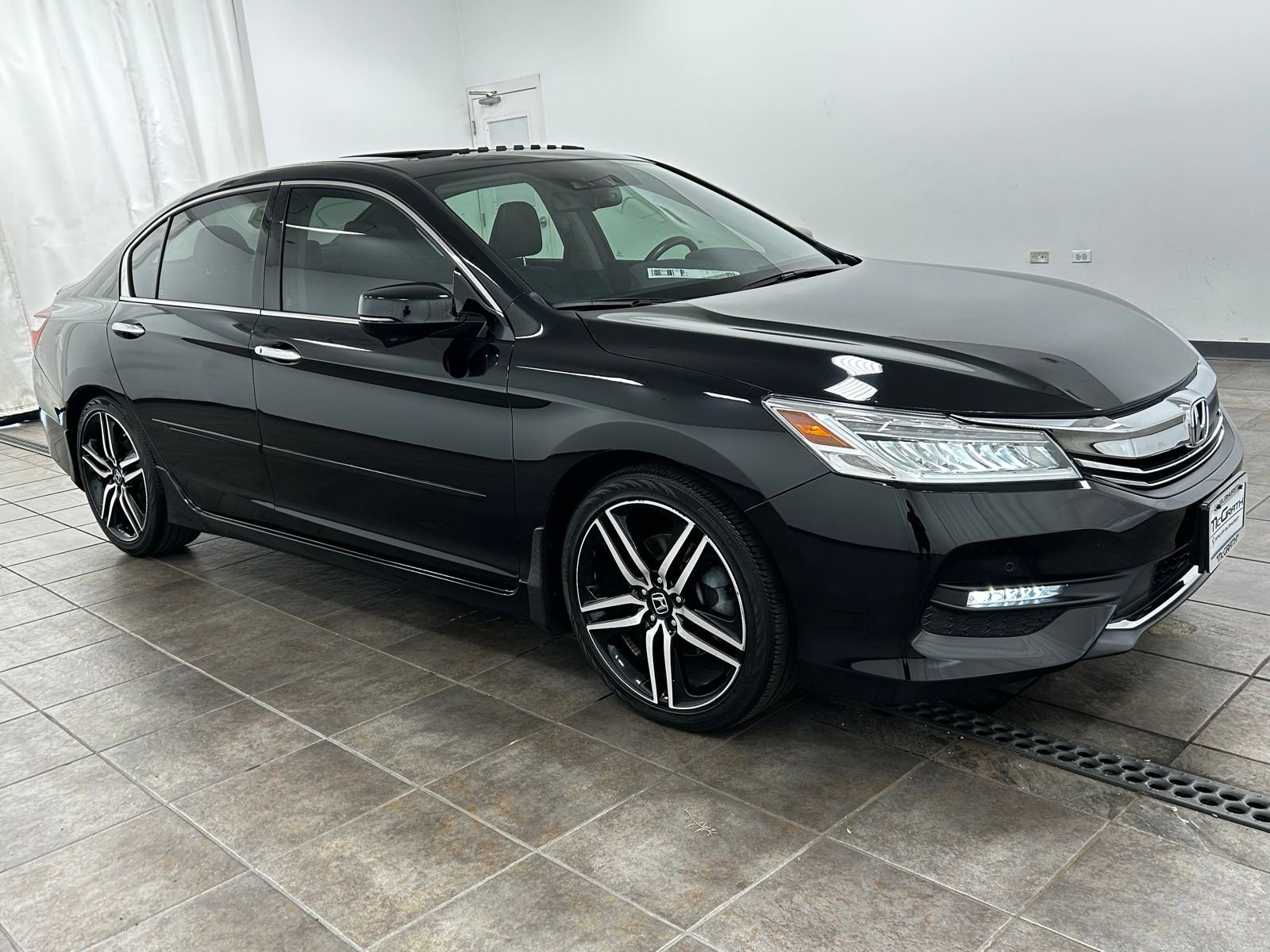 Used 2017 Honda Accord Touring image 6