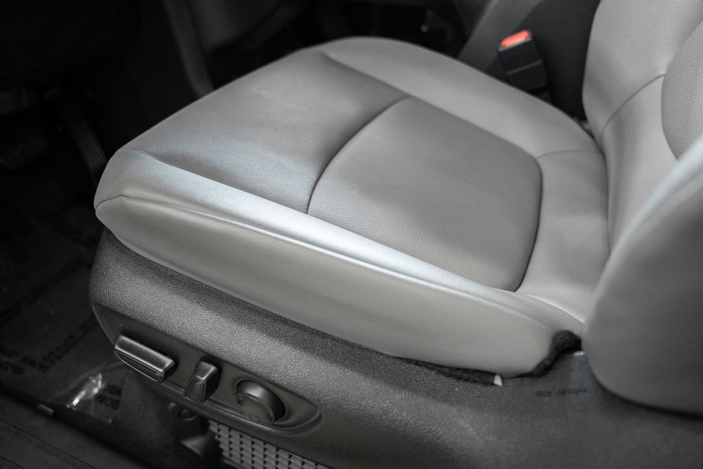 Used 2025 Toyota Sienna XLE FWD image 38