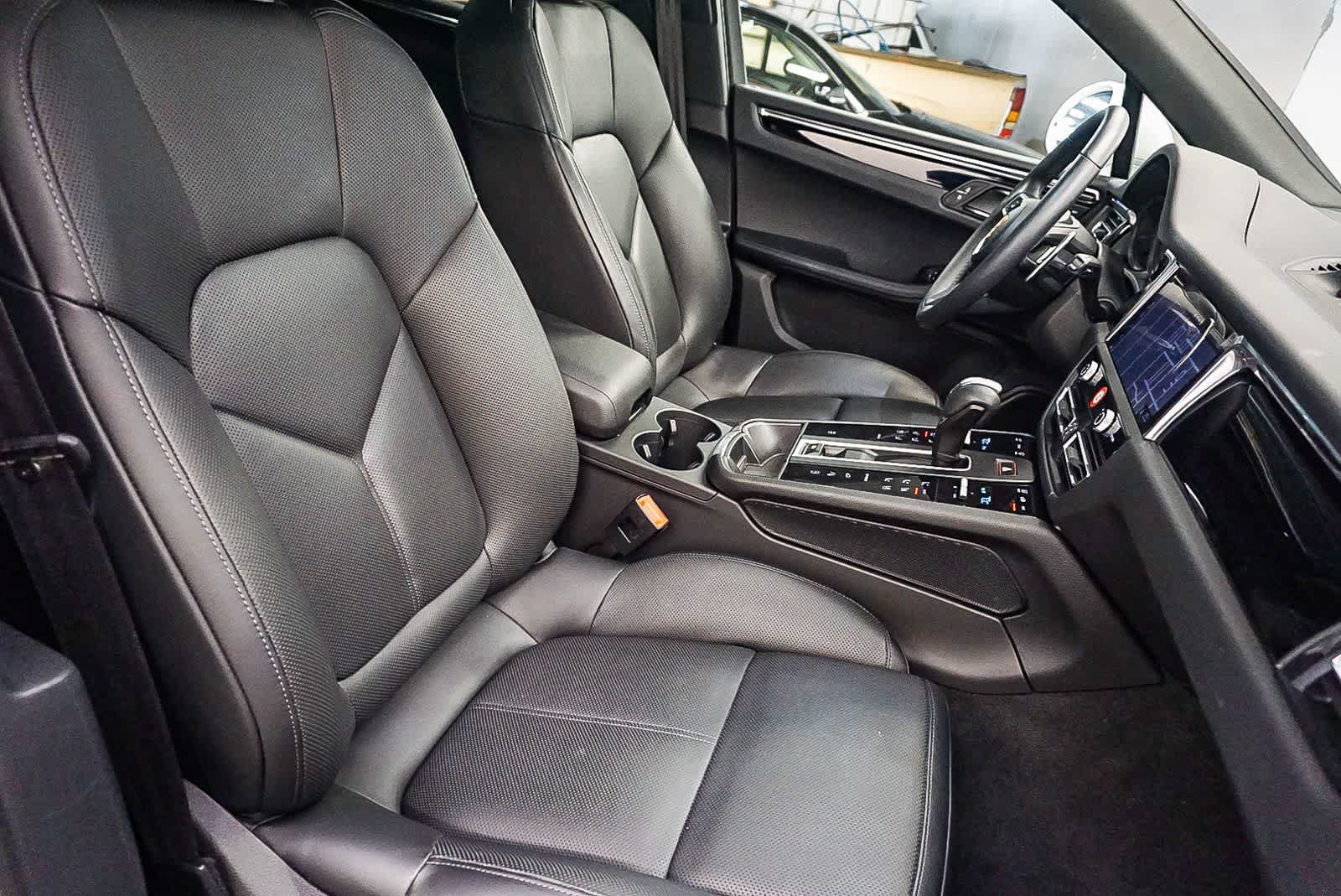 Certified 2025 Porsche Macan AWD/4WD image 17