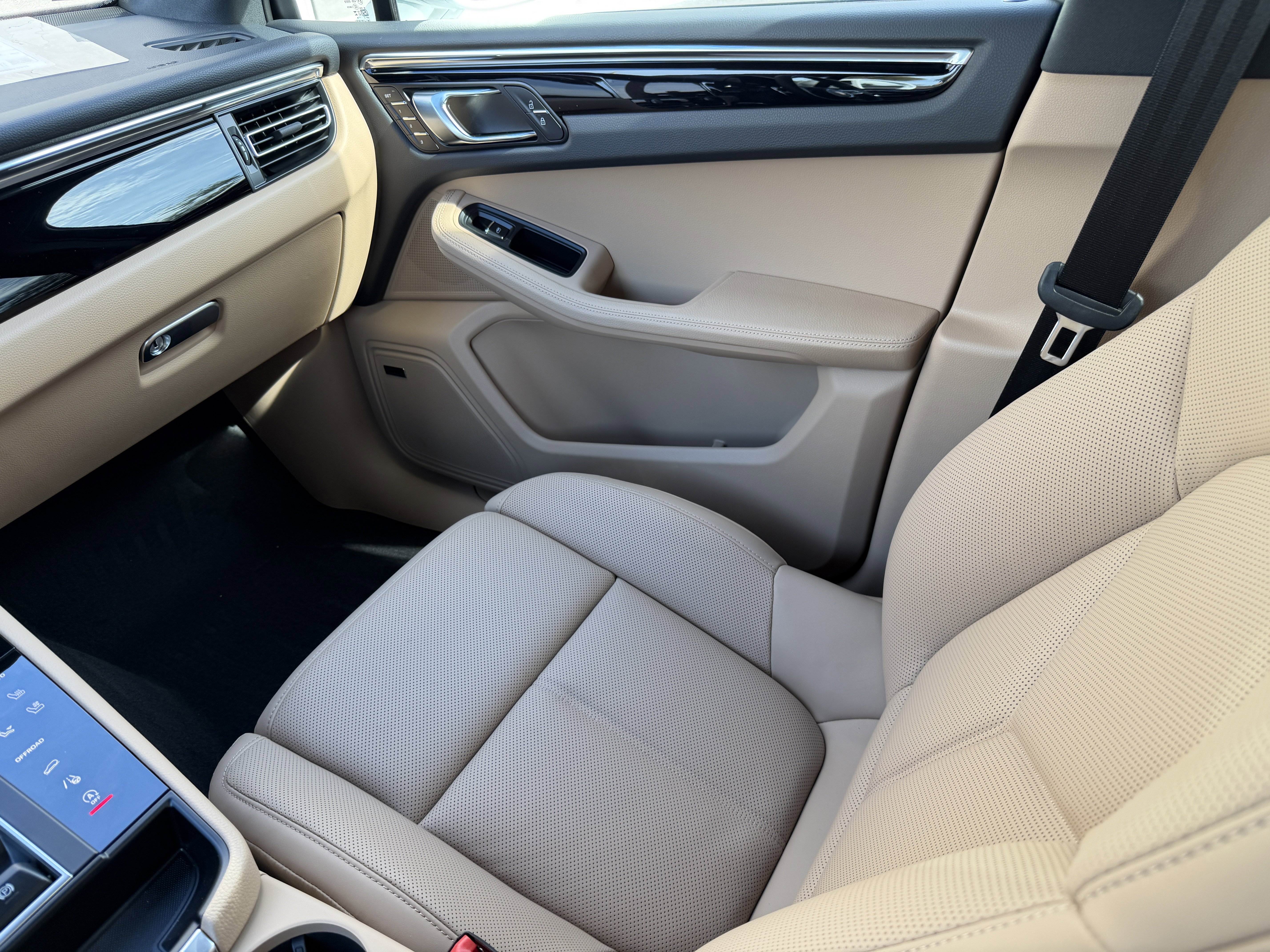 New 2025 Porsche Macan image 4