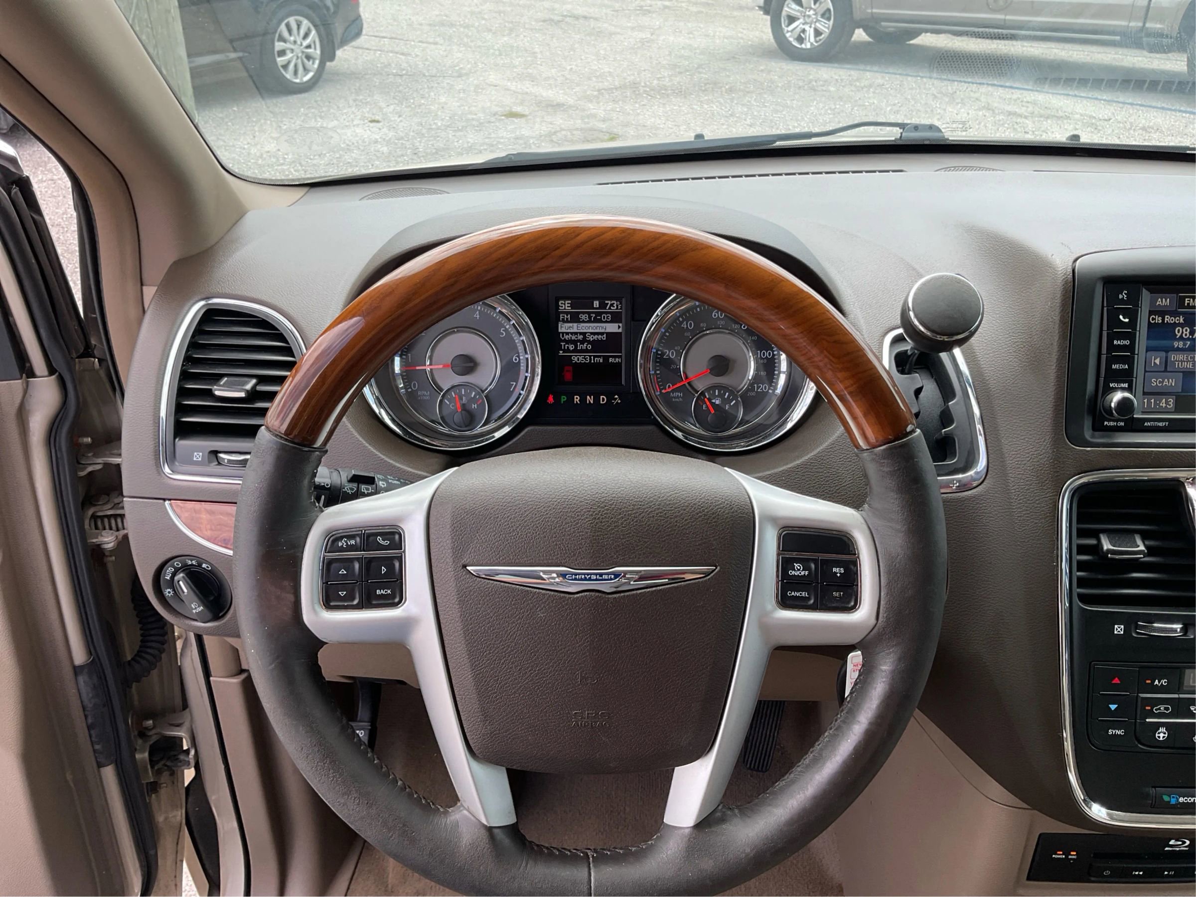 Used 2014 Chrysler Town & Country Limited w/ Luxury Group FWD image 16