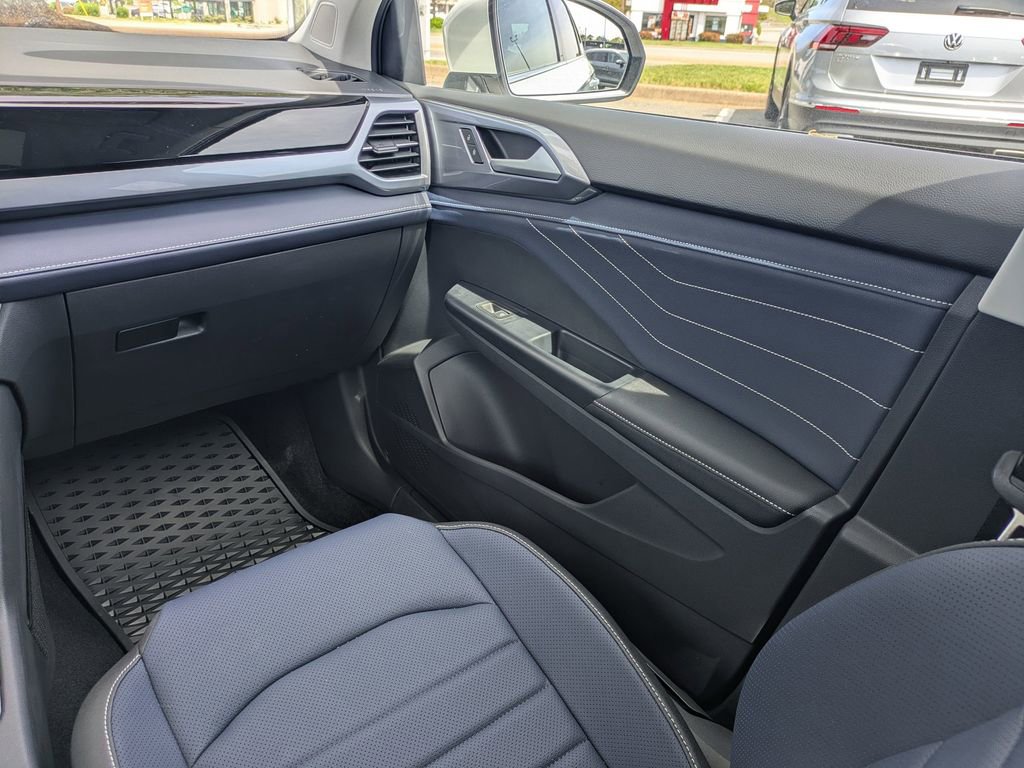 Certified 2025 Volkswagen Taos SEL image 17