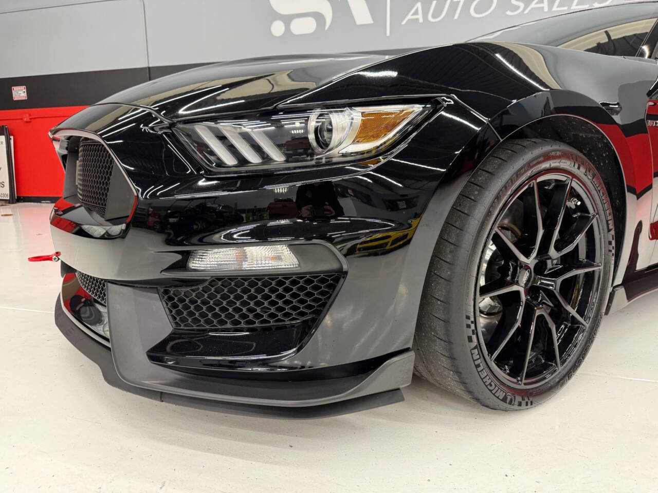 Used 2019 Ford Mustang Shelby GT350 w/ Technology Package image 4