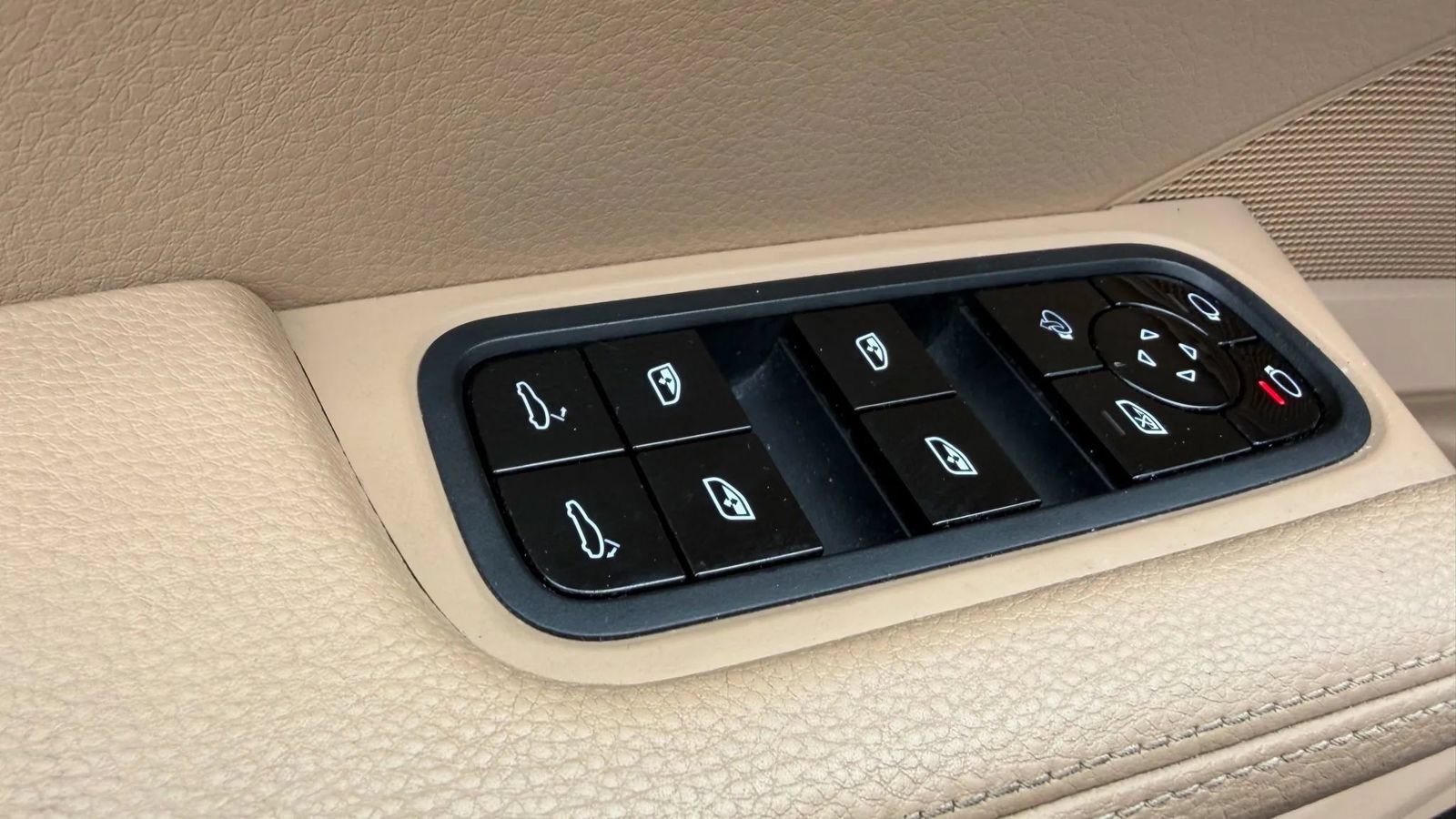 Used 2019 Porsche Cayenne S w/ Premium Plus Package AWD/4WD image 30