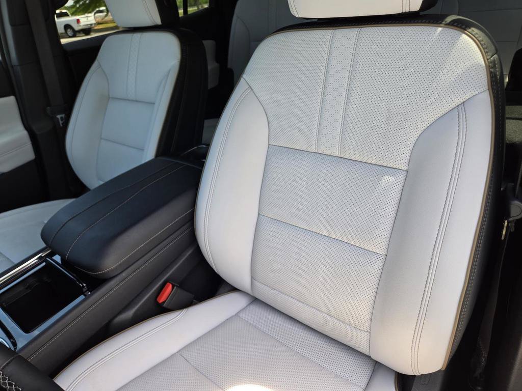 Used 2025 Chevrolet Traverse High Country AWD/4WD image 16