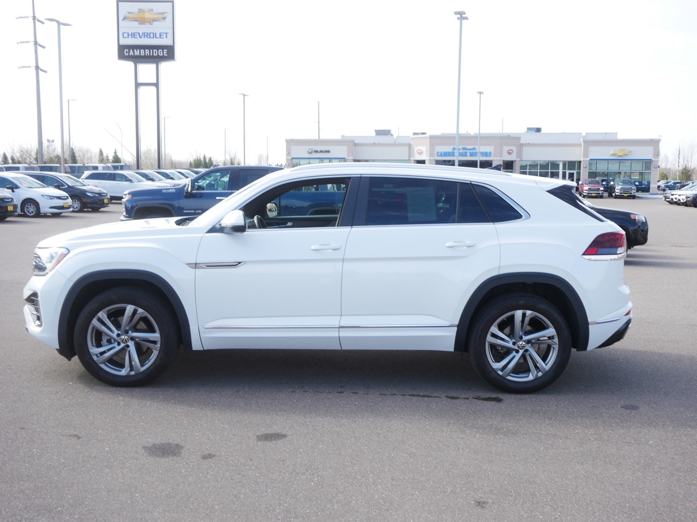 Used 2024 Volkswagen Atlas Cross Sport SEL R-Line image 4