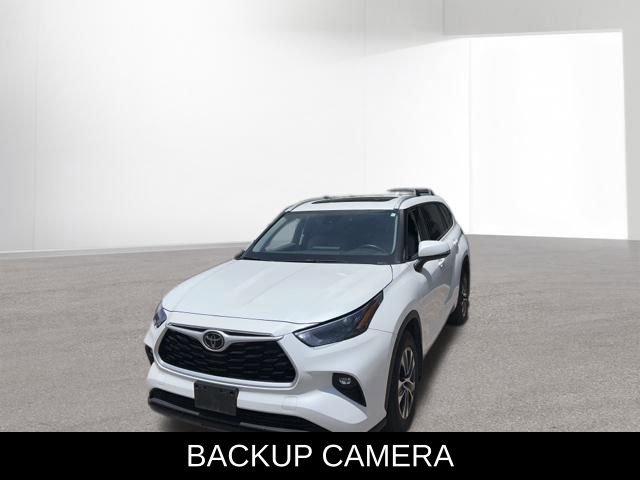 Used 2022 Toyota Highlander XLE AWD/4WD image 2