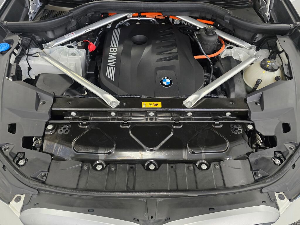 Used 2025 BMW X5 xDrive50e image 9