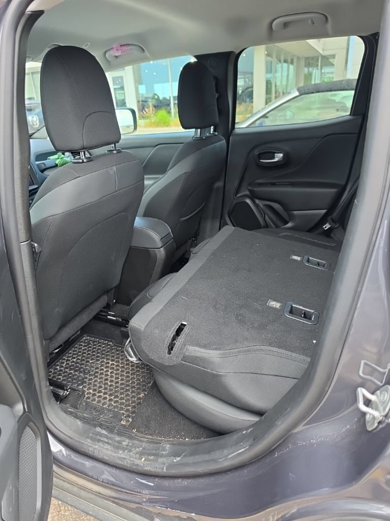 Used 2023 Jeep Renegade Latitude w/ Premium Group AWD/4WD image 10