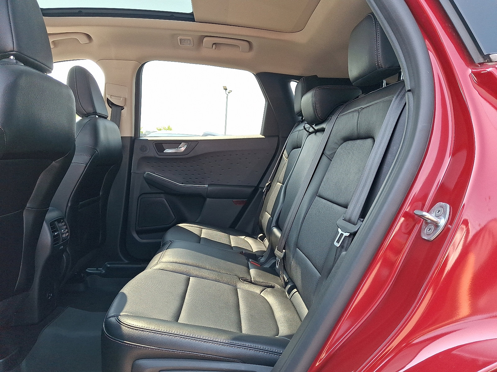 Used 2020 Ford Escape Titanium image 10