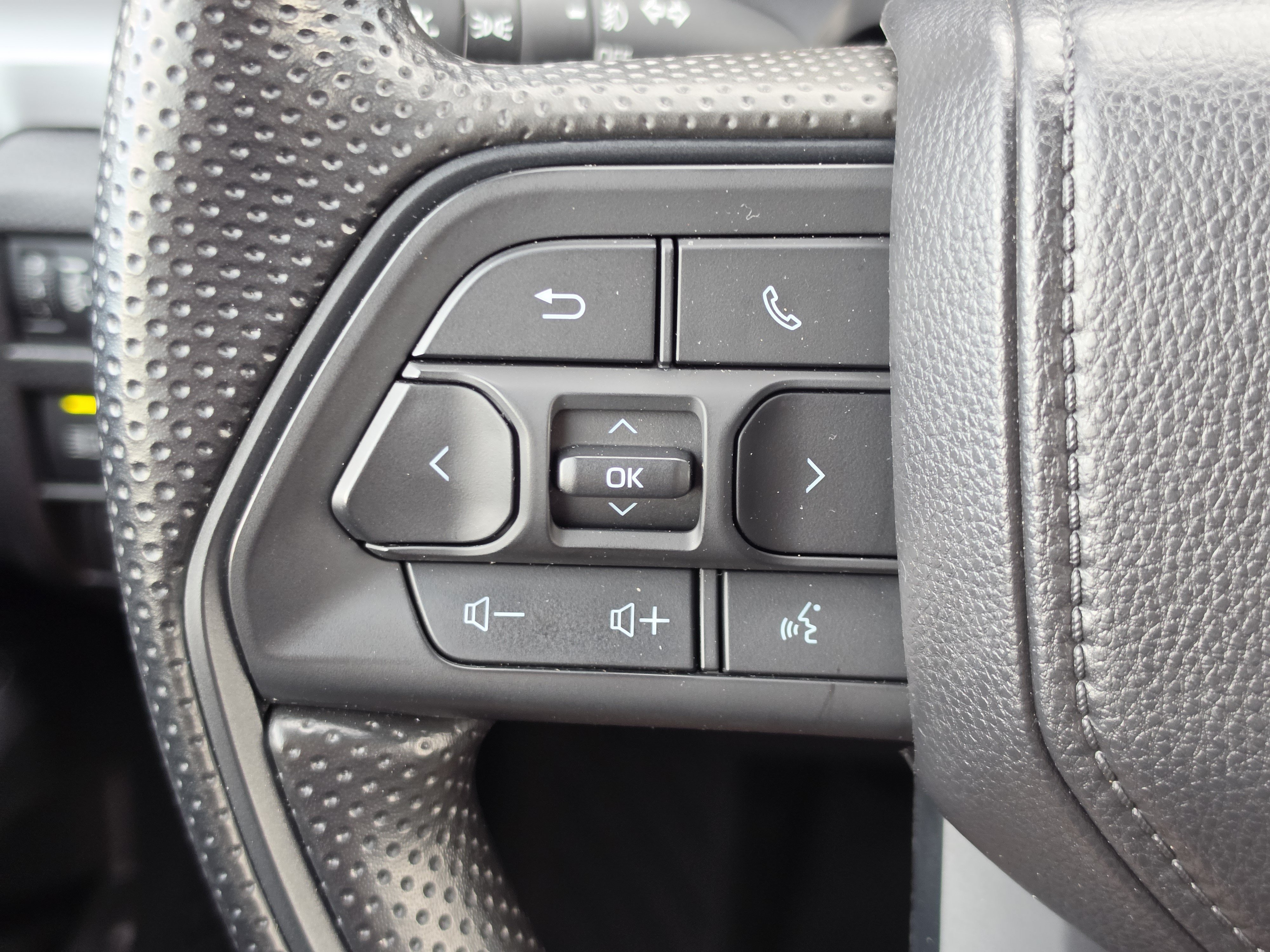 Certified 2025 Toyota Tacoma SR5 AWD/4WD image 16